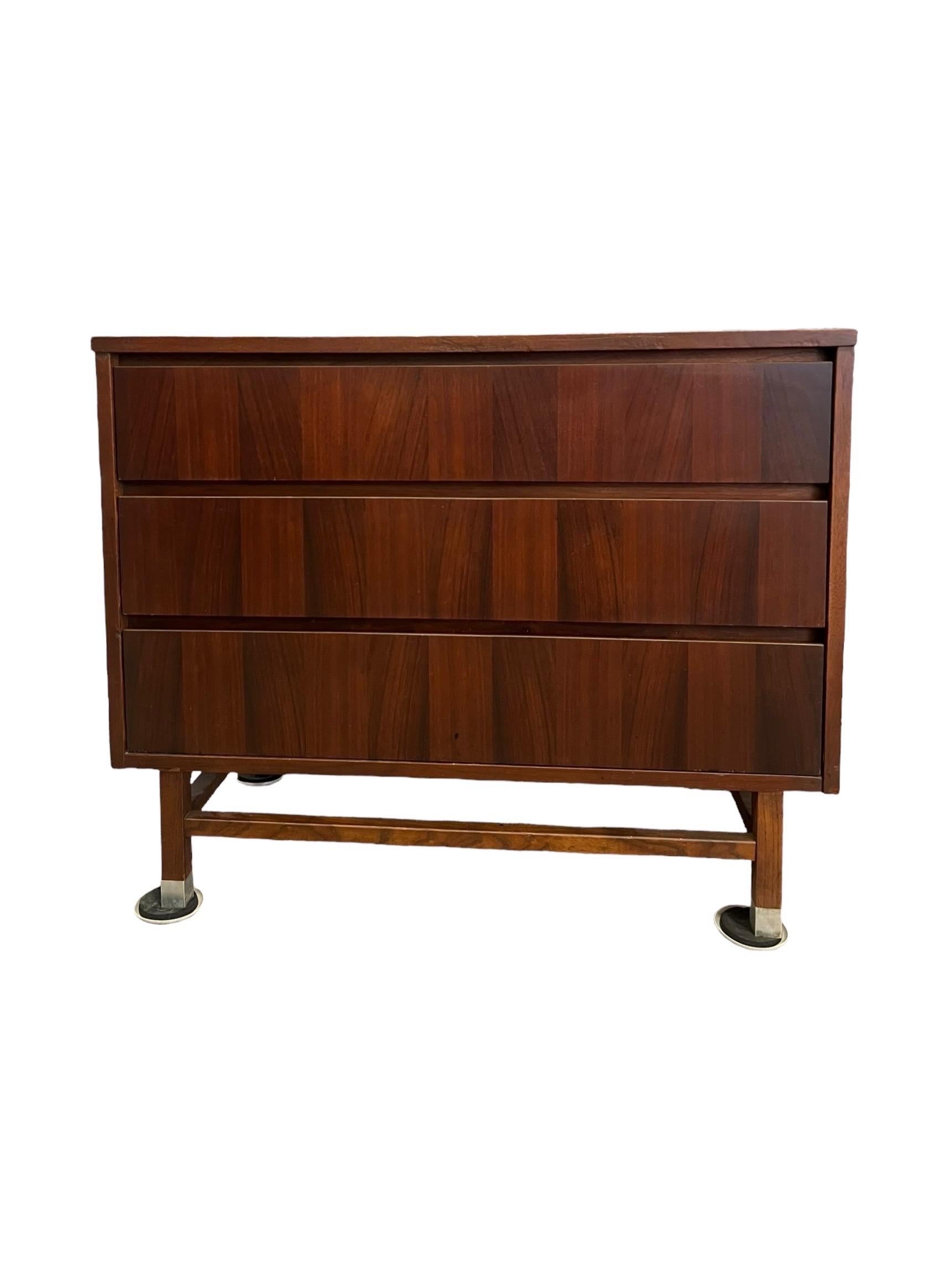 Walnut Toned piece with 3 dovetailed drawers and original finish. Mid Century Design by Stanley Furniture. Makers mark on the left side of top drawer. Vintage Condition Consistent with Age as Pictured. Circa 1970s.

Dimensions: 36W 18D 29.5H