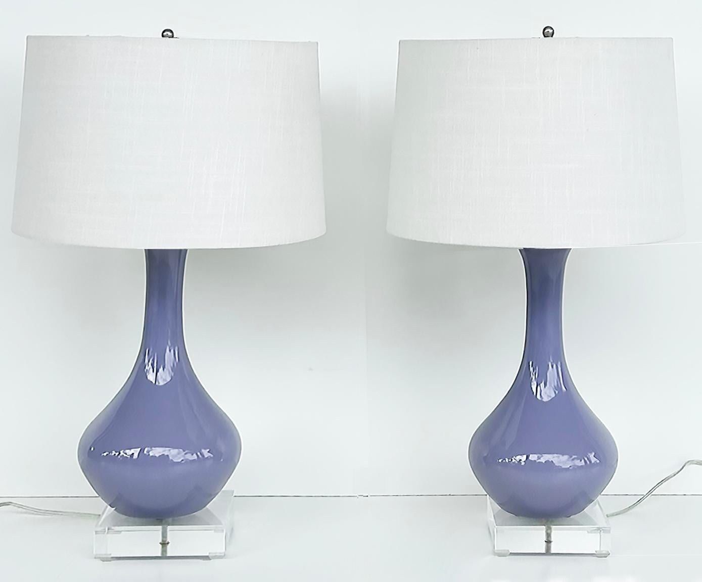 Vintage Modern Ceramic Table Lamps on Square Lucite Bases, Pair  For Sale 4
