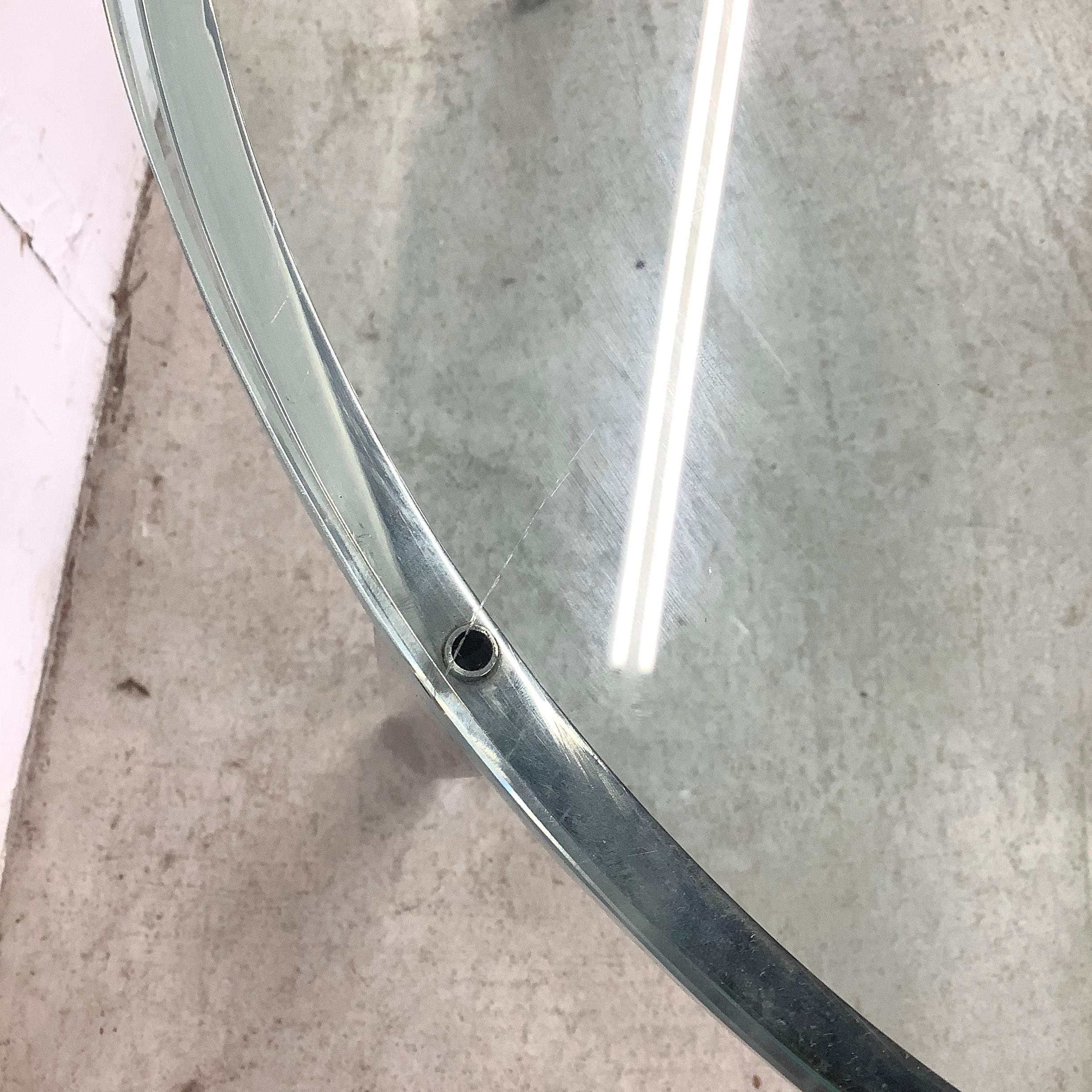 Table d'appoint vintage moderne en chrome et verre Attr. Nicos Zographos en vente 5