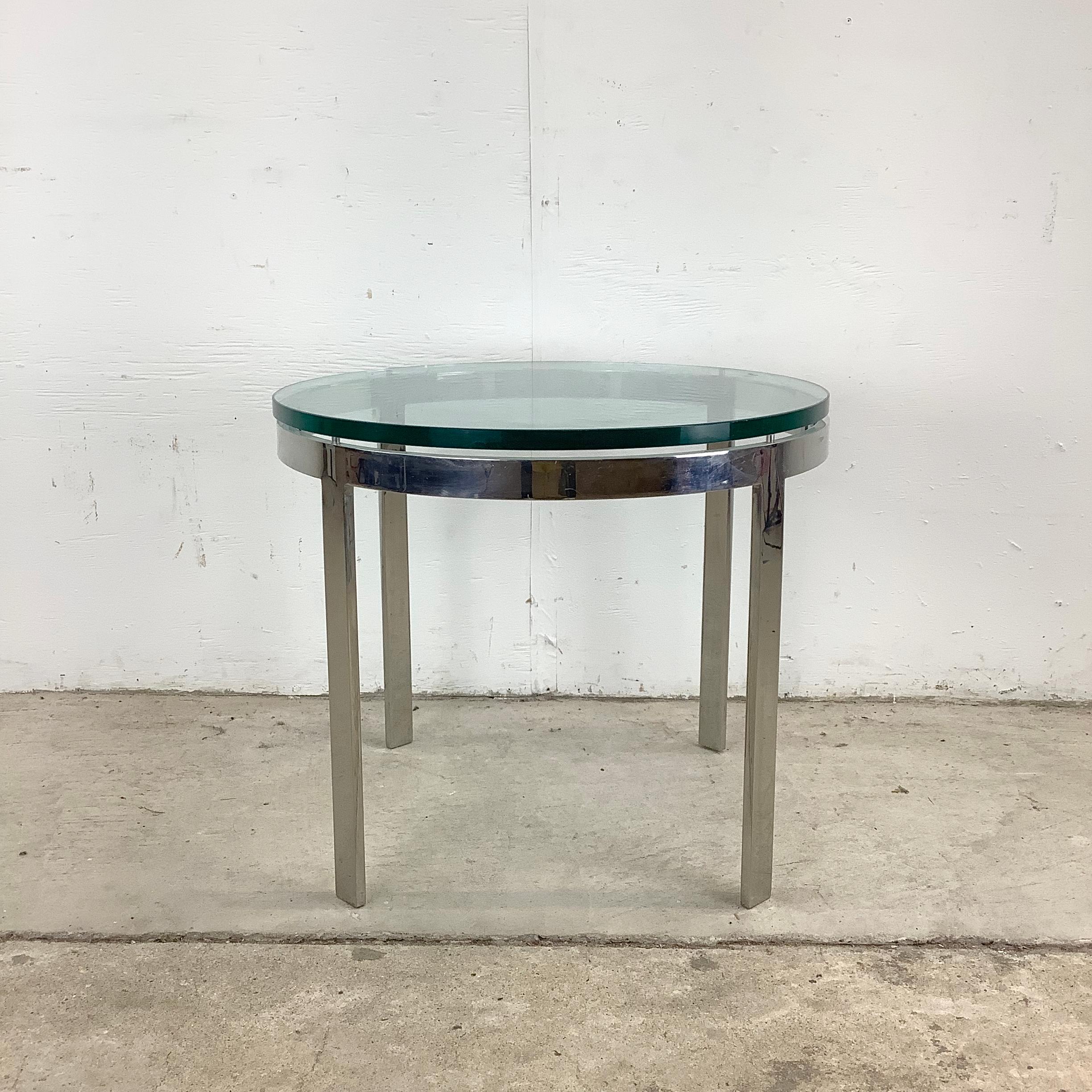 Apportez une sophistication moderniste à votre espace avec cette table d'appoint circulaire vintage inspirée par Nicos Zographos. Le cadre en chrome poli est élégant, sculptural et visuellement saisissant.

Le plateau en verre apporte transparence