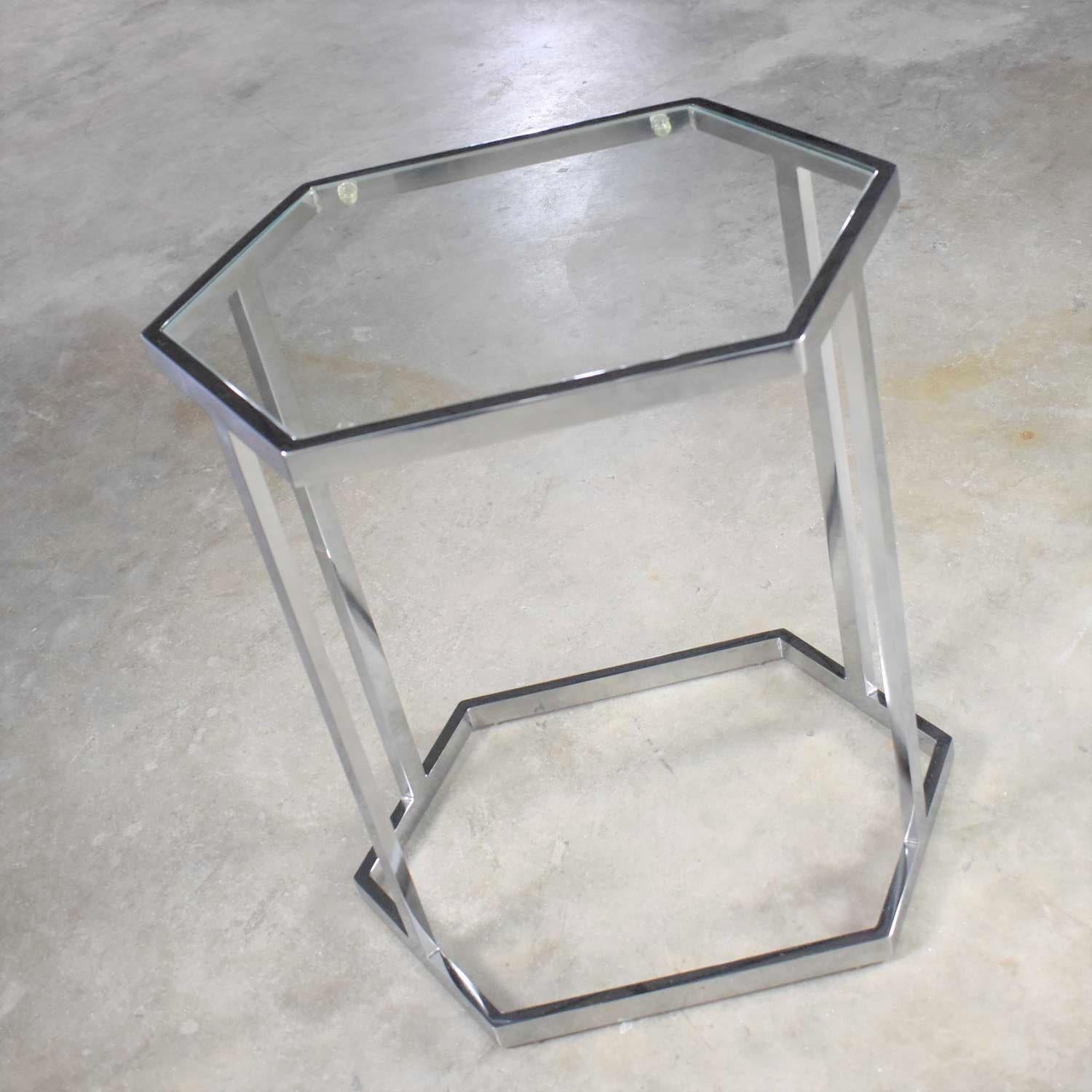 Handsome and petite vintage modern chrome and glass side table or occasional table. It is in fabulous vintage condition with only normal wear for its age. Please see photos, circa 1960s-1980s.

Sometimes you just need a knockout small movable