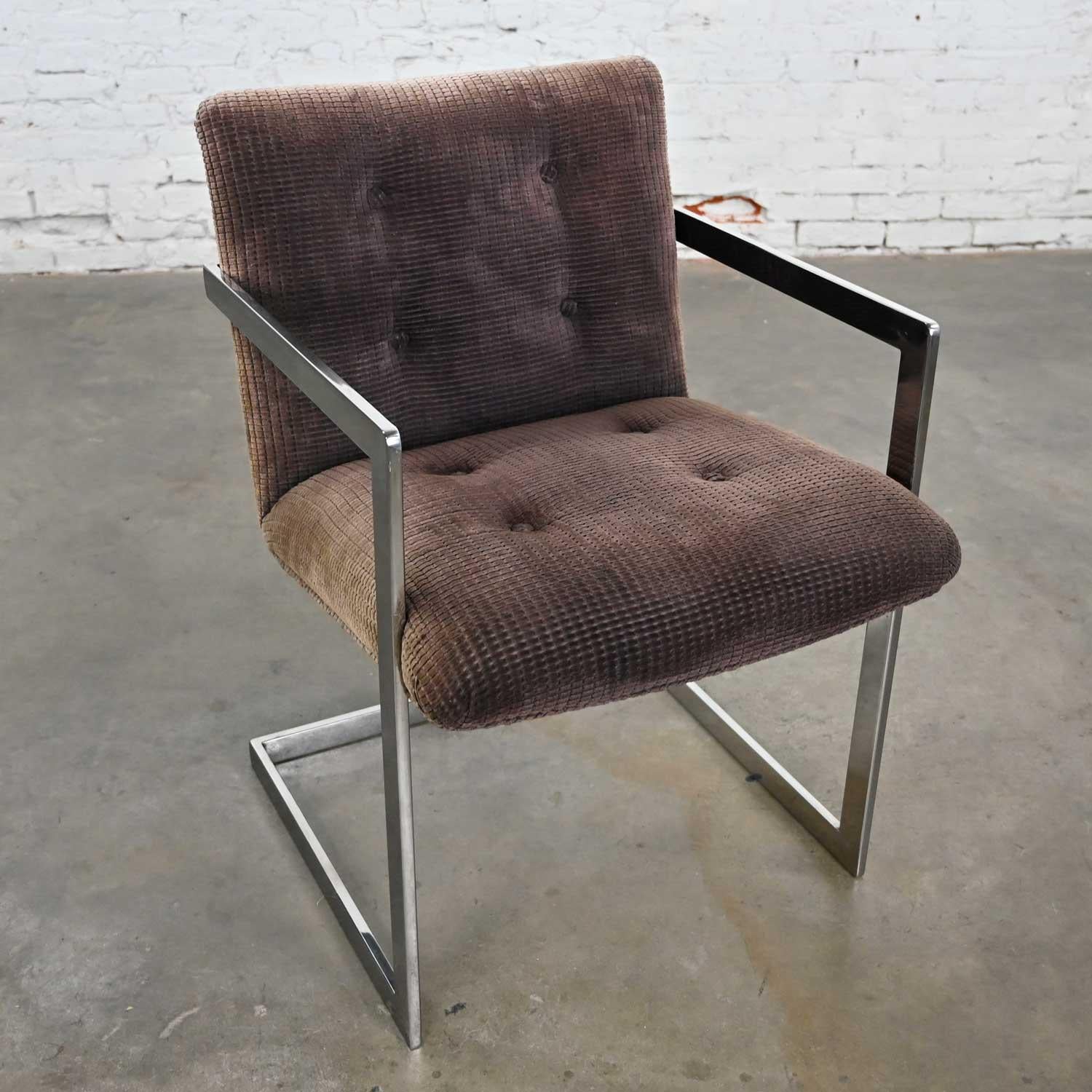 Superbe chaise cantilever vintage moderne en chrome et chenille marron dans le style de Brno par Knoll. Bel état, en gardant à l'esprit qu'il s'agit d'un produit vintage et non neuf, qui présente donc des signes d'utilisation et d'usure. Il y a une
