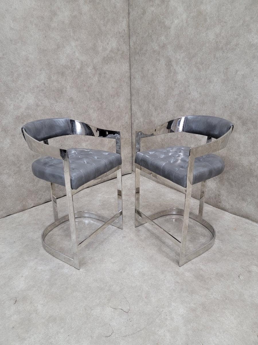 Vintage Modern Chrome Flat Bar Curved Back Tufted Bar Stools in Steel Grey Italian Leather - Pair 

Le piètement plat chromé épuré apporte une touche contemporaine, tandis que le dossier incurvé et le design touffeté assurent à la fois confort et