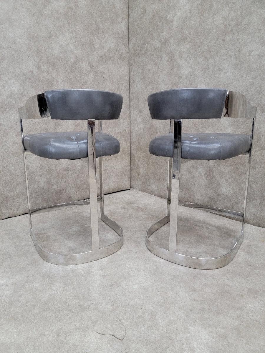 Postmoderne Tabourets de bar touffetés à dossier incurvé chromé vintage et en cuir italien gris en vente