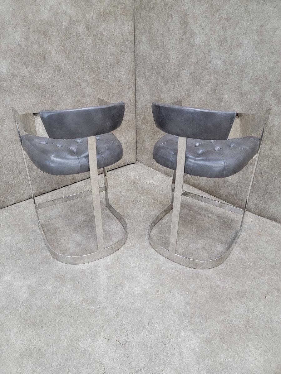 Inconnu Tabourets de bar touffetés à dossier incurvé chromé vintage et en cuir italien gris en vente