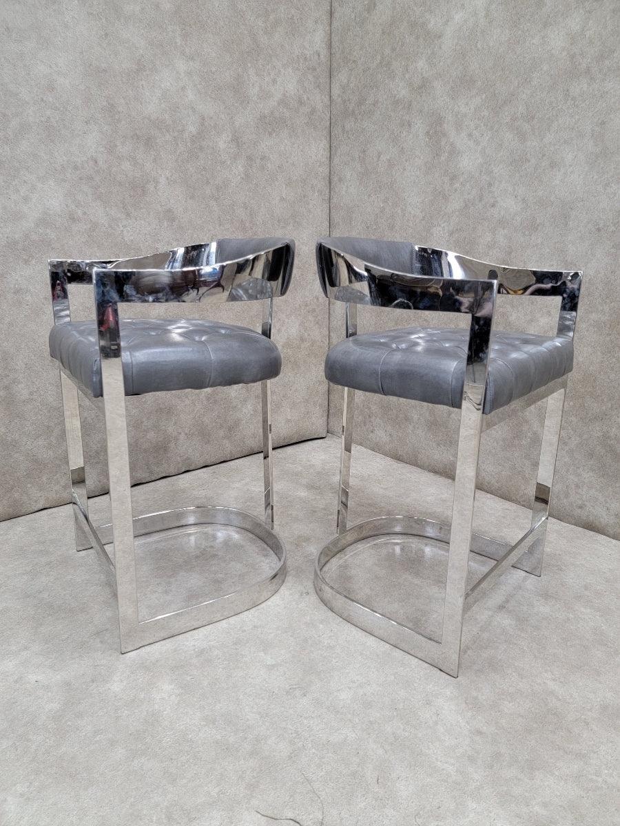 Tabourets de bar touffetés à dossier incurvé chromé vintage et en cuir italien gris Bon état - En vente à Chicago, IL