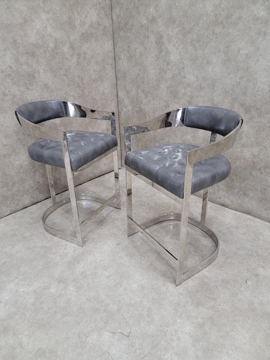 Cuir Tabourets de bar touffetés à dossier incurvé chromé vintage et en cuir italien gris en vente