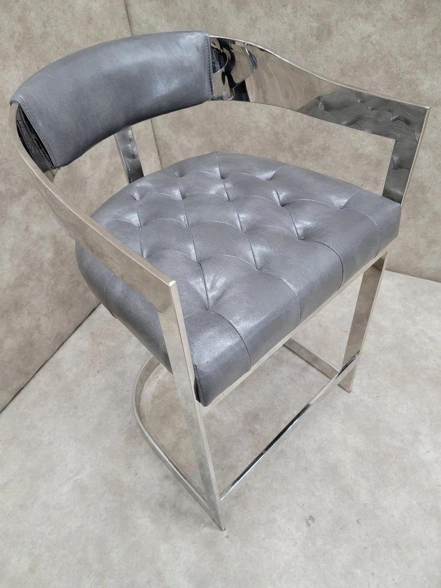 Tabourets de bar touffetés à dossier incurvé chromé vintage et en cuir italien gris en vente 1