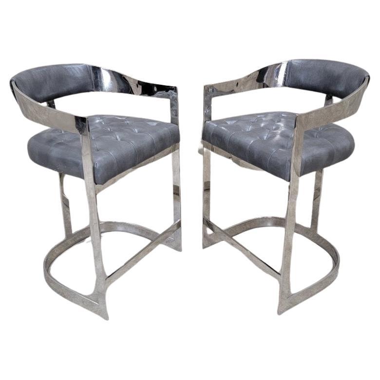 Tabourets de bar touffetés à dossier incurvé chromé vintage et en cuir italien gris en vente