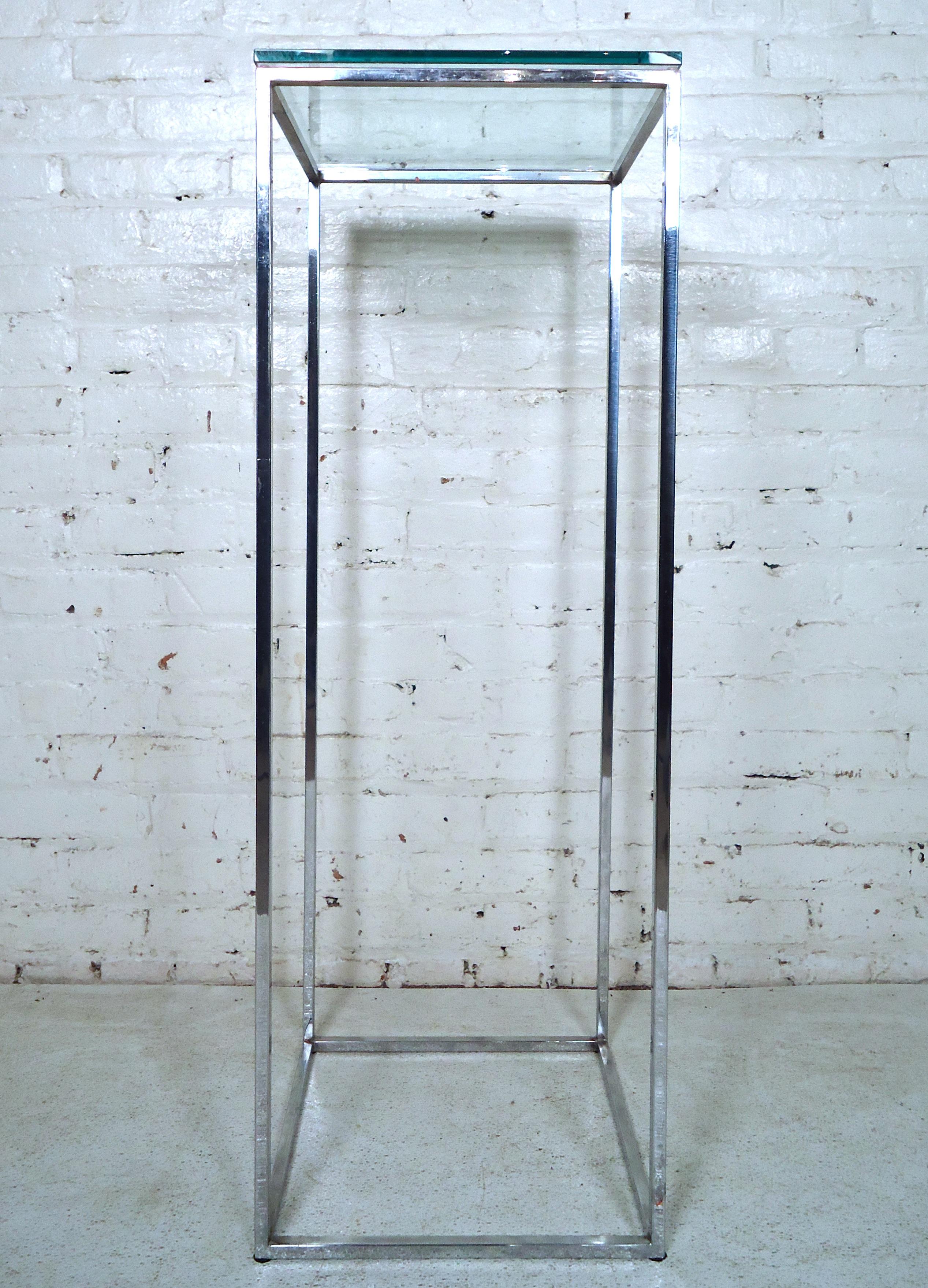 Tall Mid-Century Modern chrome frame pedestal, featuring a glass top and sturdy base.

(Please confirm item location NY or NJ with dealer).