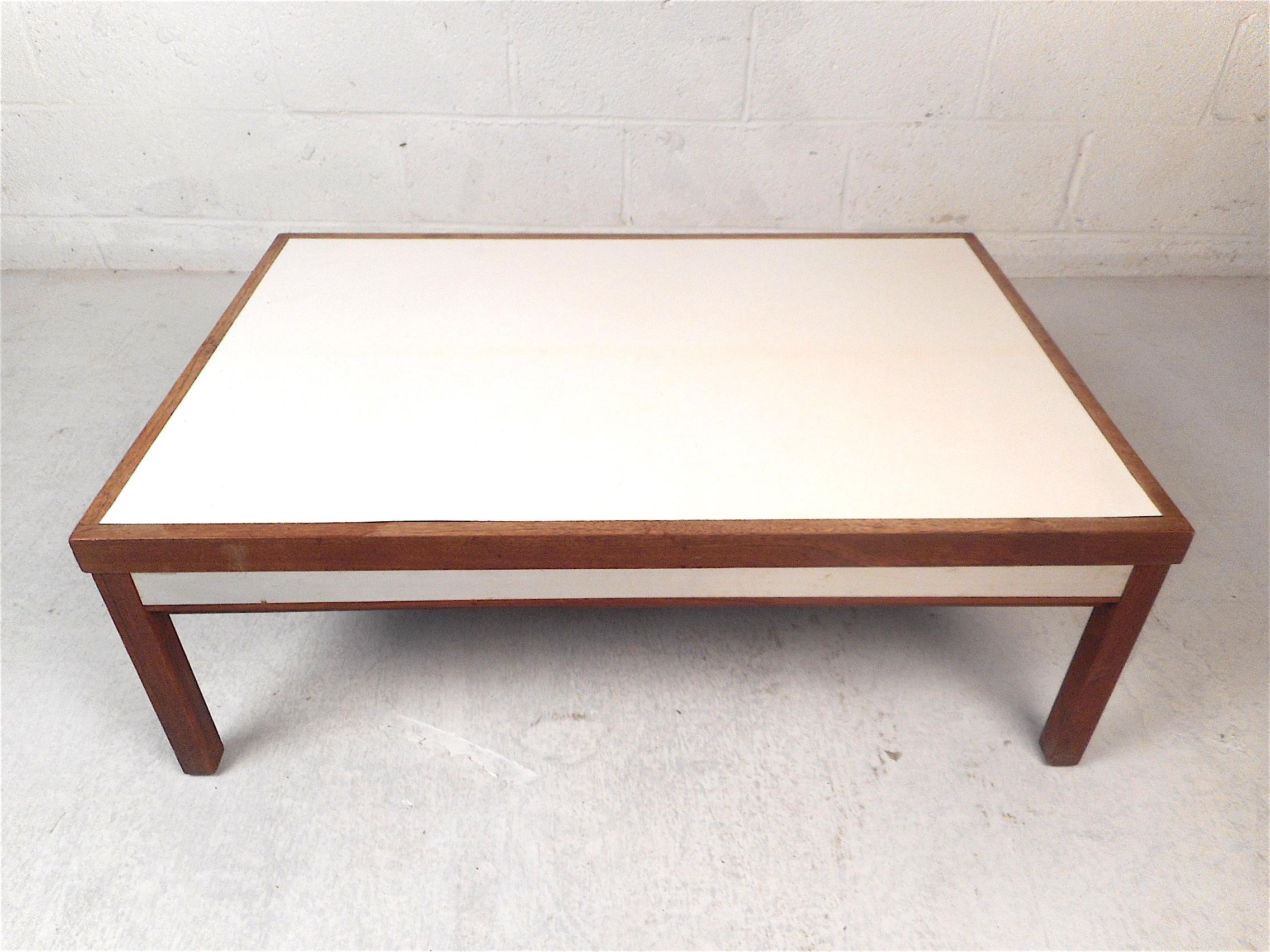 Vintage Modern Coffee Table In Good Condition In Brooklyn, NY