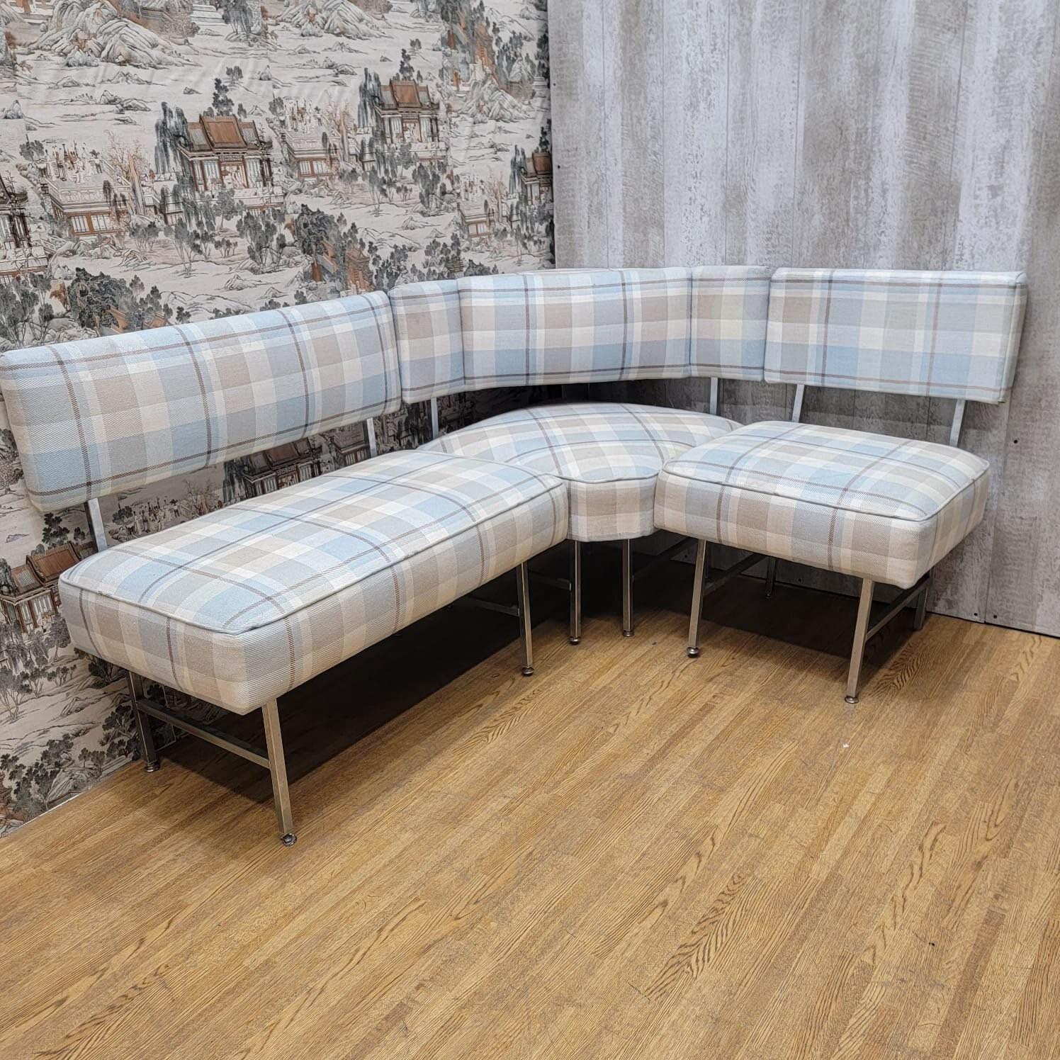 Vintage Modern Corner Dining Banquette in Plaid Fabric  In Good Condition For Sale In Chicago, IL
