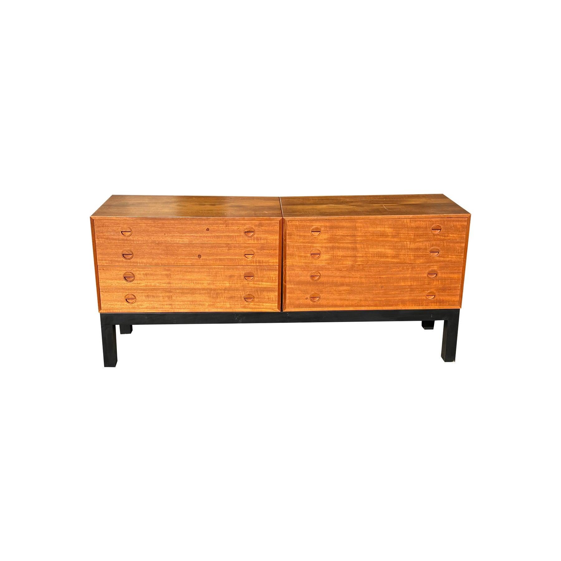 Credenza/Dresser danese d'epoca in teak, stile Wegner!

Questa credenza danese vintage su misura in teak, con armadi modulari su un banco, incarna le linee pulite e il design funzionale degli stili iconici di Hans Wegner e Herman Miller. La sua
