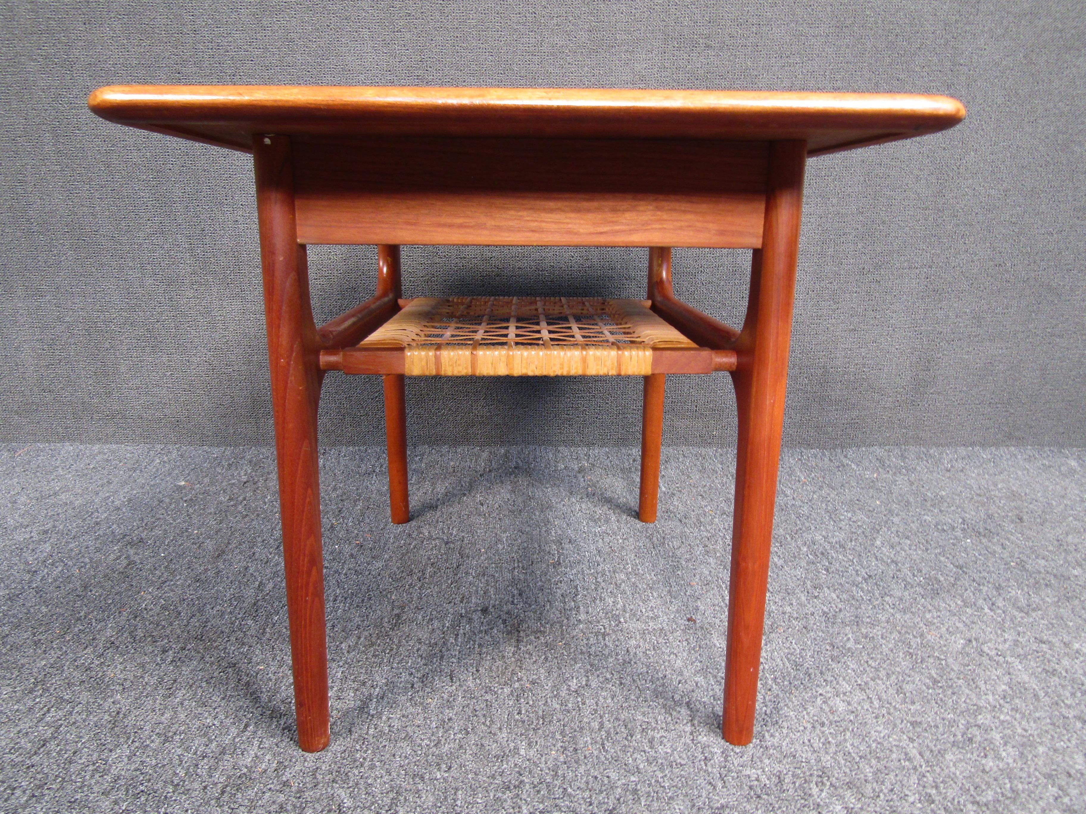 Vintage Modern Danish End Table  In Good Condition For Sale In Brooklyn, NY