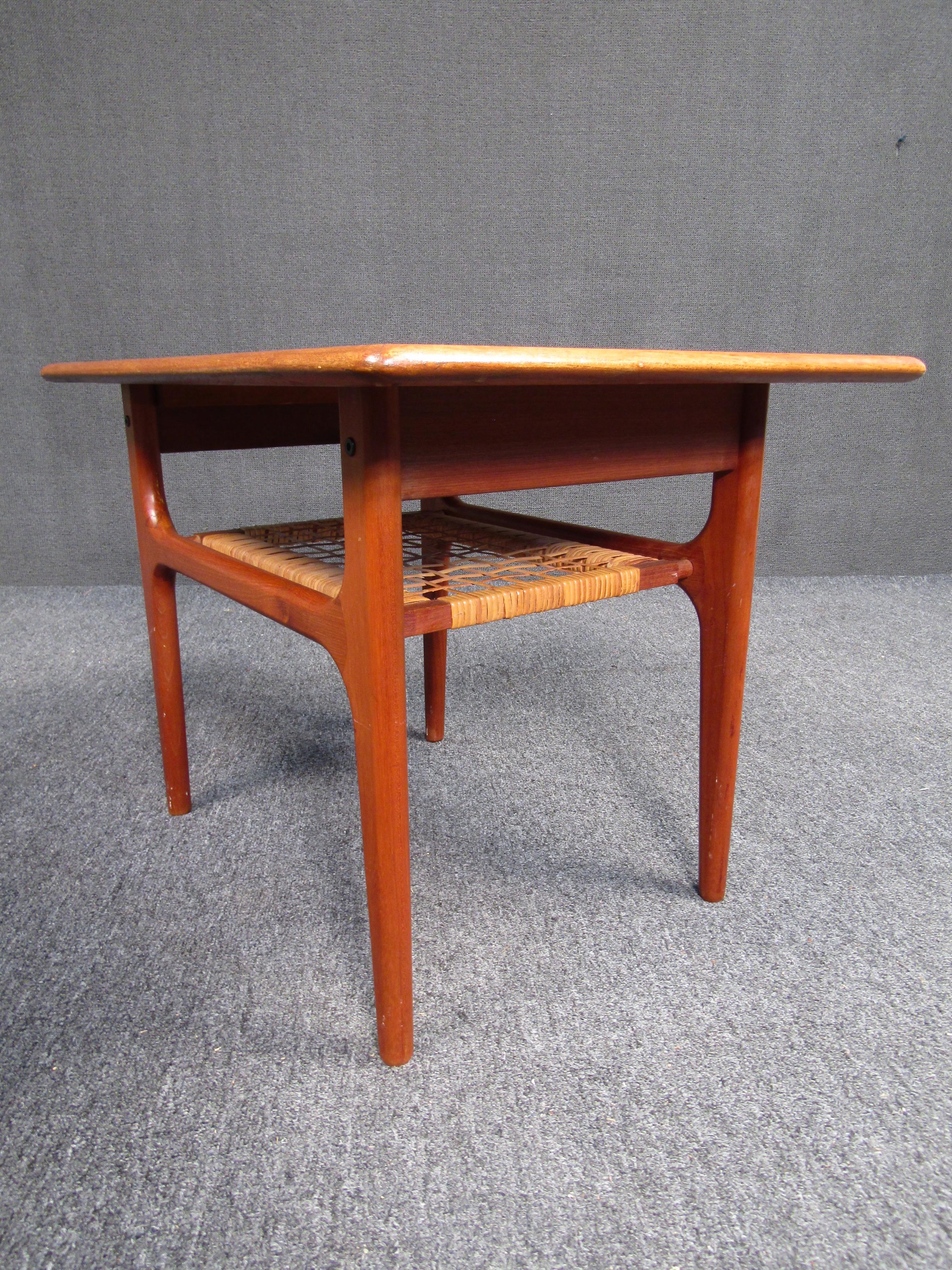 Vintage Modern Danish End Table  For Sale 1