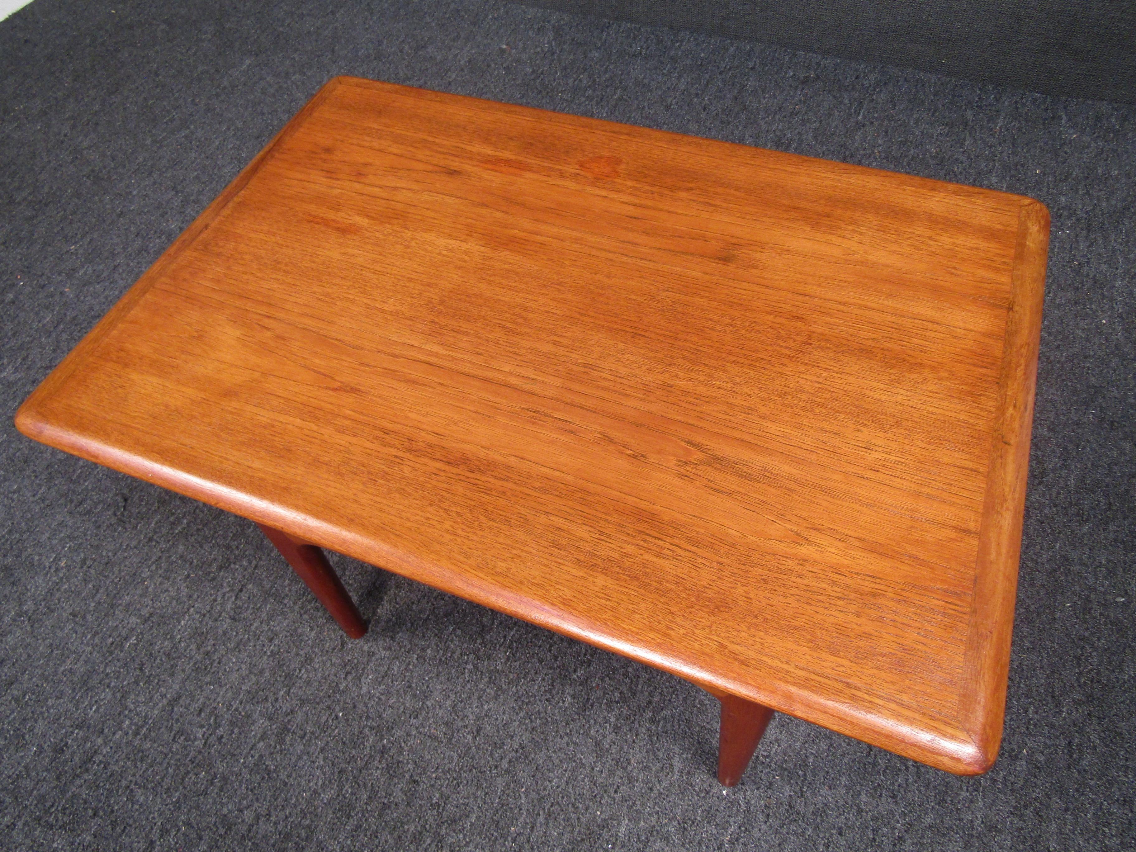 Vintage Modern Danish End Table  For Sale 3