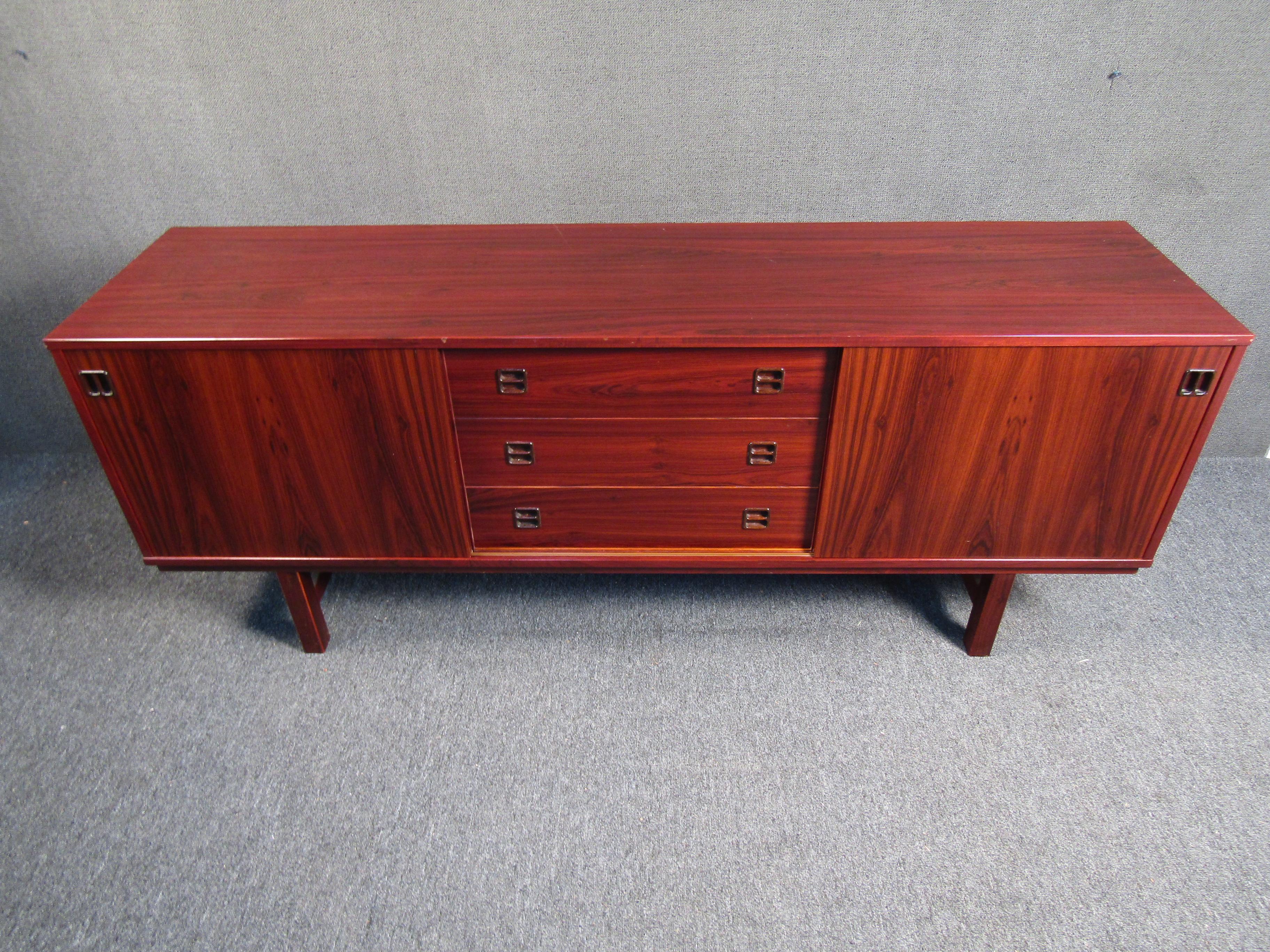 Vintage Modern Danish Rosewood Credenza In Good Condition For Sale In Brooklyn, NY