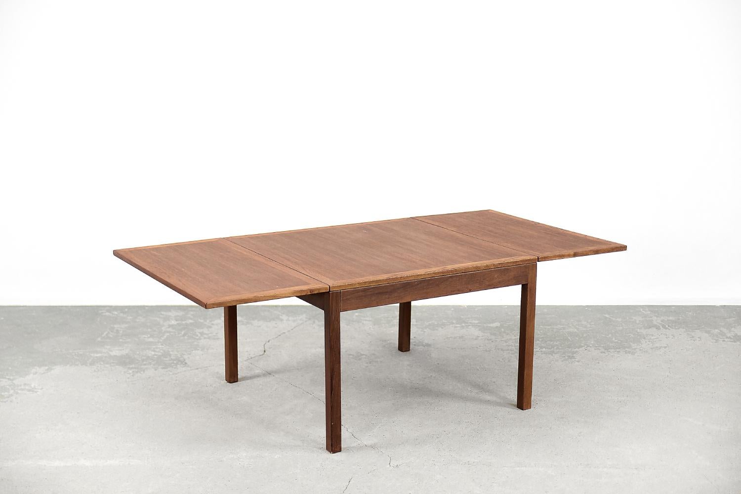 This extendable coffee table was designed by Børge Mogensen for the Danish manufacture Fredericia Stolefabrik during the 1960s. Cataloge number 5362. Table made of teak with a warm, brown color. Teak wood is very durable, it comes from four types of