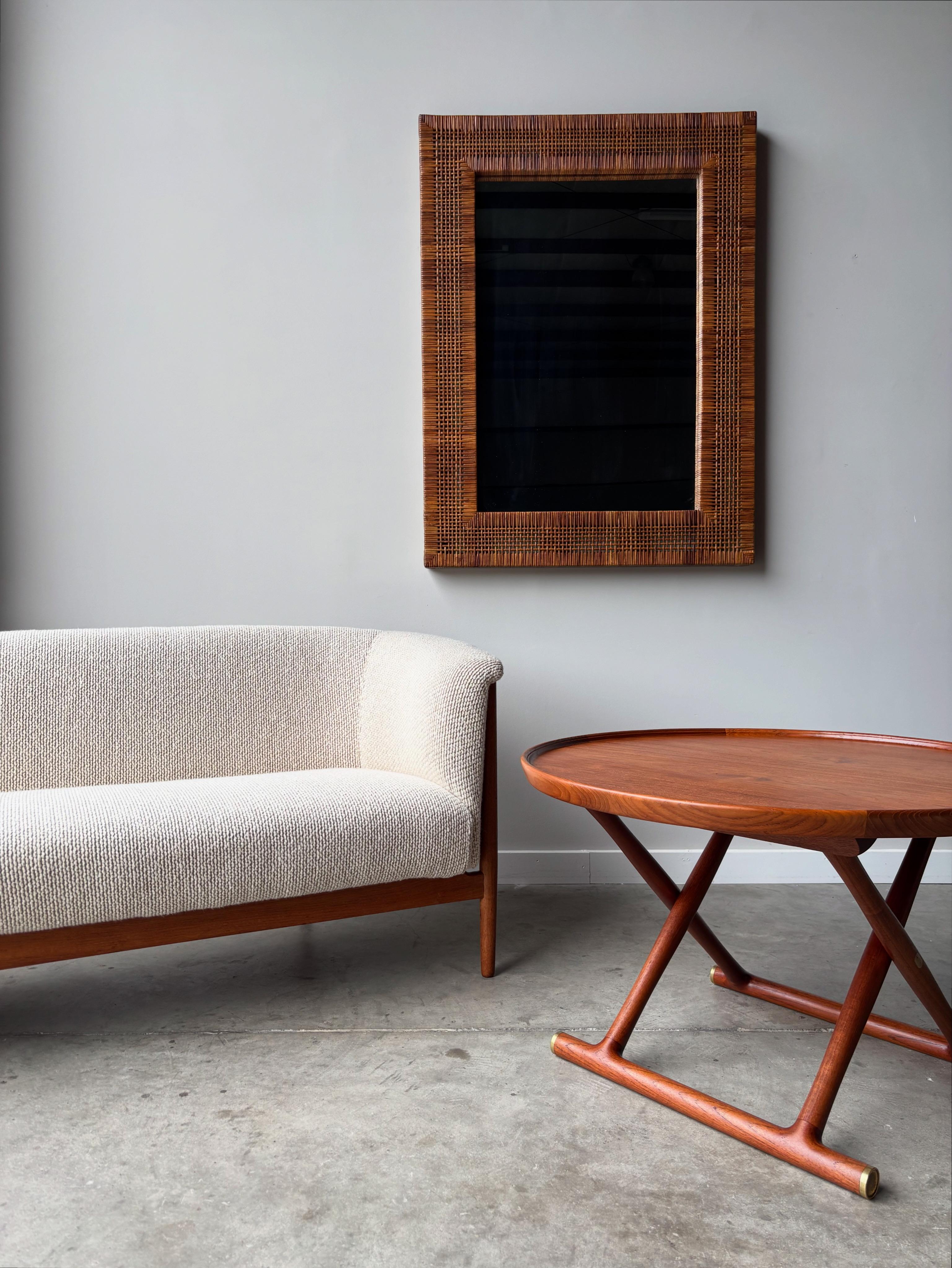 
Dieser auffällige, übergroße Rattanspiegel zeigt die meisterhafte Handwerkskunst des renommierten Designers Danny Ho Fong, dessen moderne Stücke aus der Mitte des Jahrhunderts zu sehr begehrten Sammlerstücken geworden sind. Die großzügigen