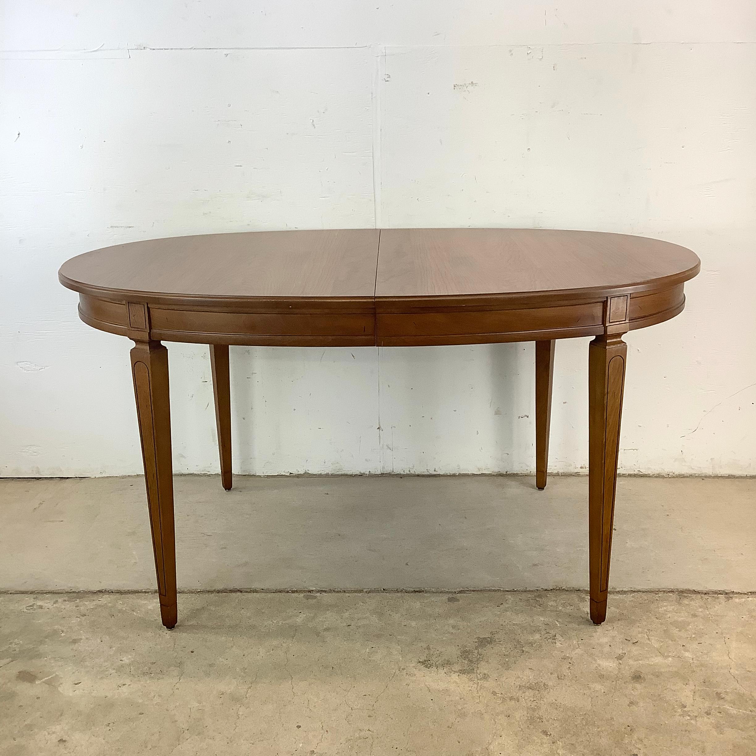 Apportez une touche de chaleur vintage à votre intérieur avec cette table de salle à manger ovale du début des années 1970. Conçue pour s'adapter au rythme de la vie réelle, elle allie un design mid-century décontracté à un plateau de table en faux