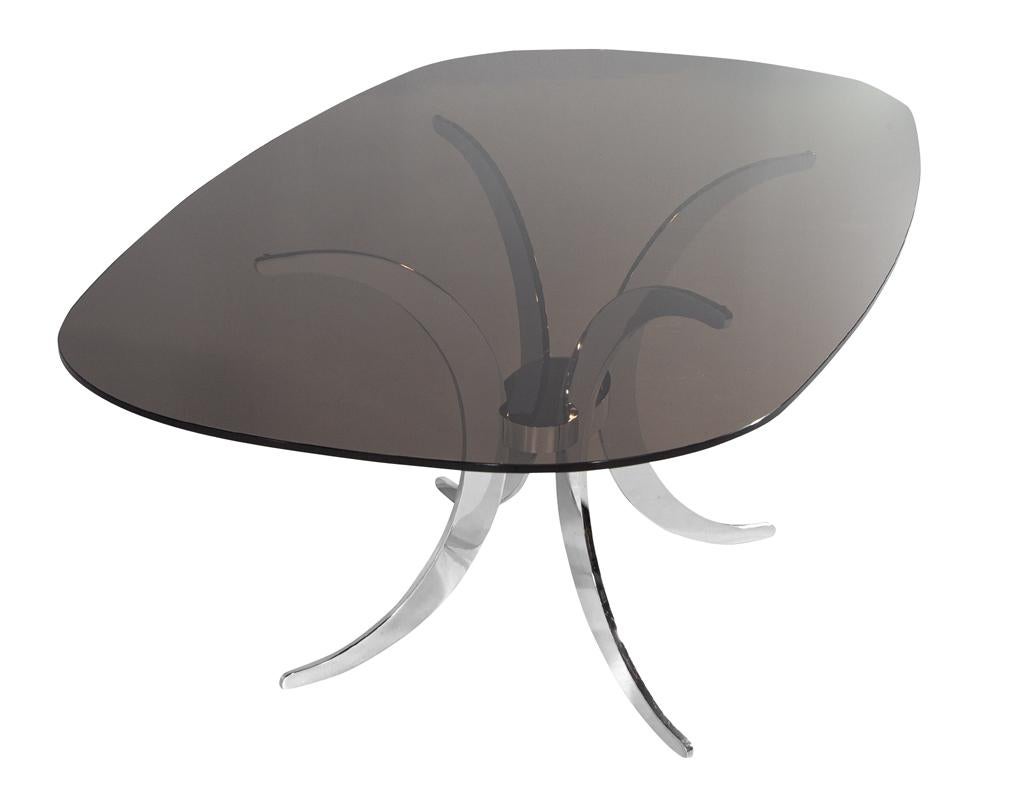 Table de salle à manger moderne vintage avec base en métal sculpté et plateau en verre fumé en vente 3