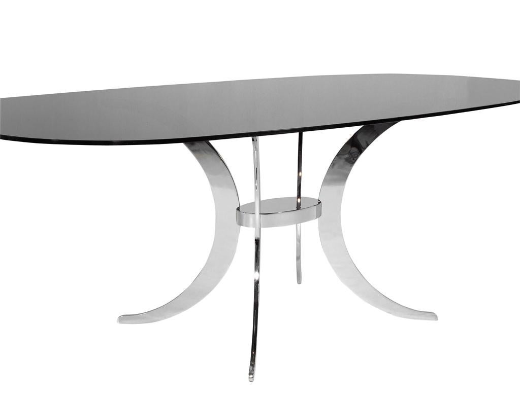 Table de salle à manger moderne vintage avec base en métal sculpté et plateau en verre fumé en vente 4