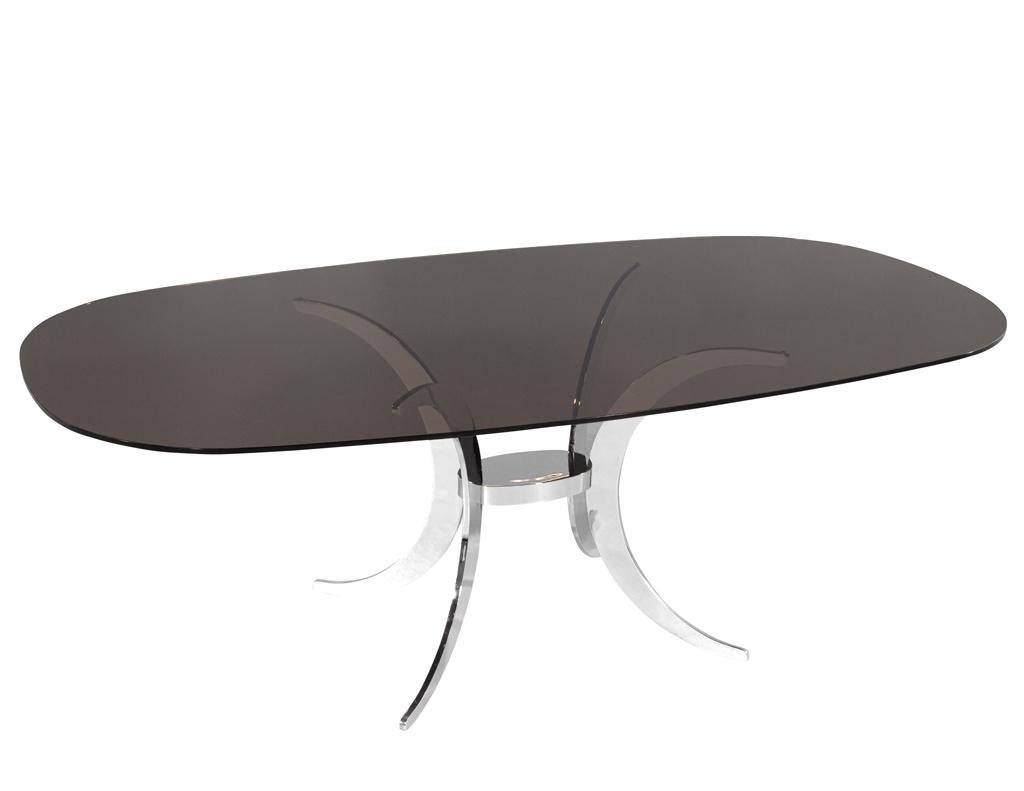 Table de salle à manger moderne vintage avec base en métal sculpté et plateau en verre fumé en vente 6