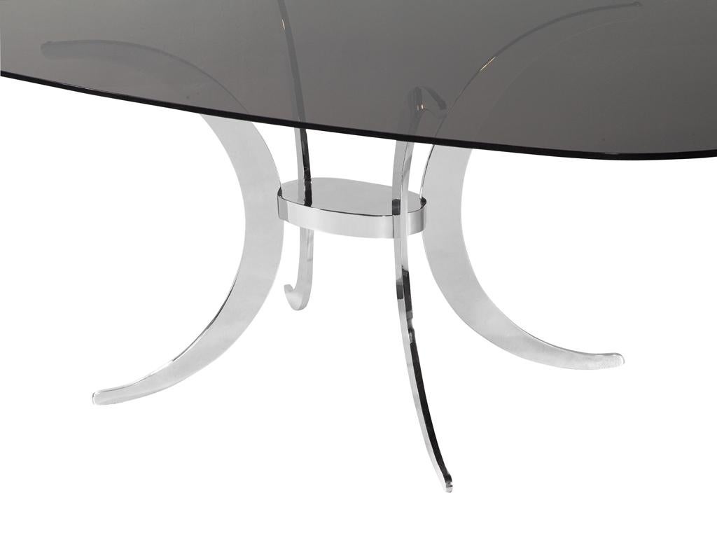 Table de salle à manger moderne vintage avec base en métal sculpté et plateau en verre fumé en vente 7