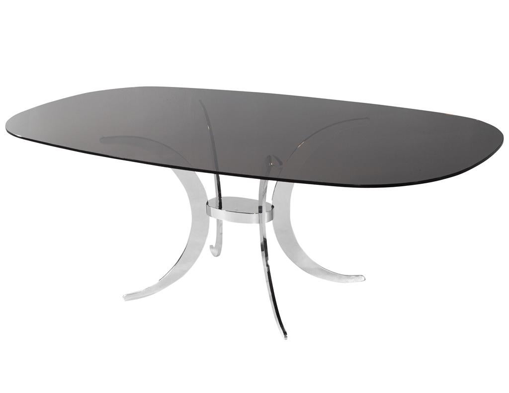Table de salle à manger moderne vintage avec base en métal sculpté et plateau en verre fumé en vente 9
