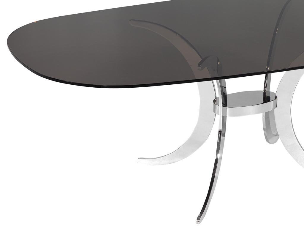 Table de salle à manger moderne vintage avec base en métal sculpté et plateau en verre fumé en vente 10