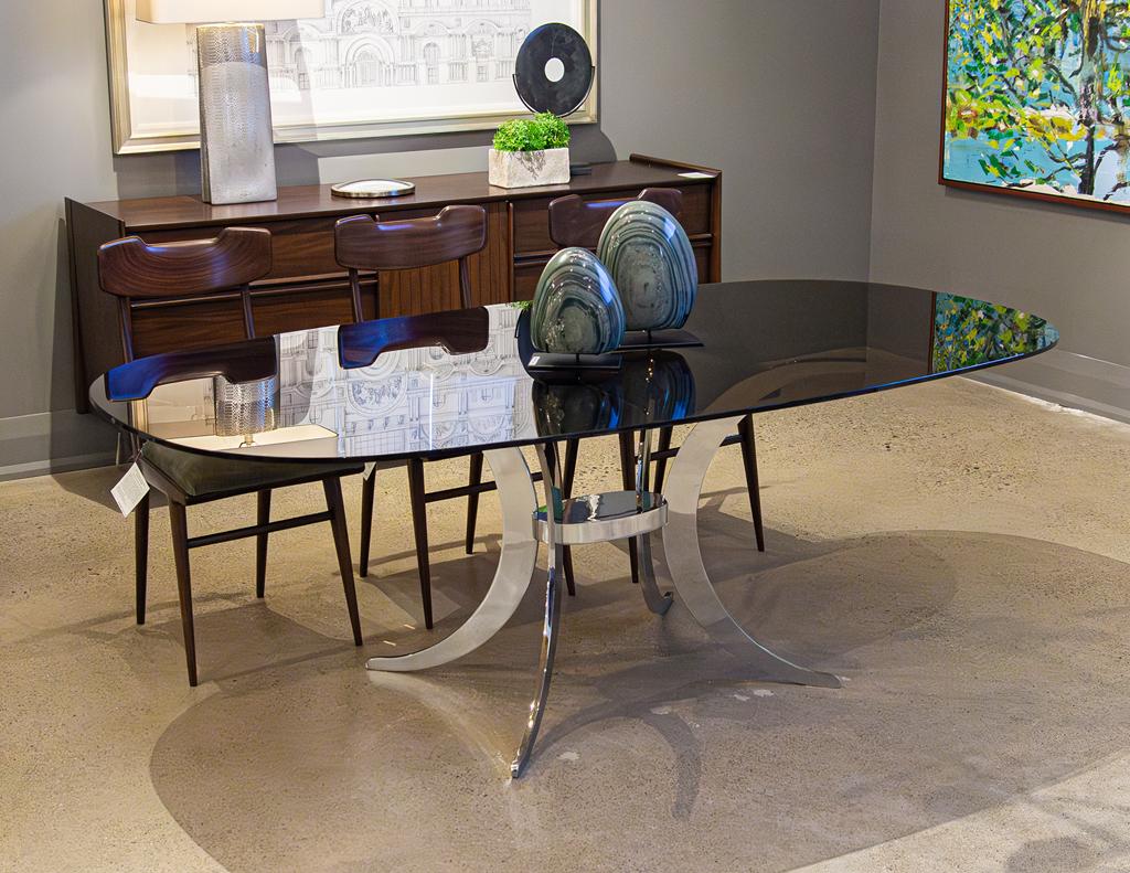 Laissez-vous séduire par le charme captivant d'une époque révolue avec cette exquise table de salle à manger moderne vintage, un chef-d'œuvre fabriqué en France au cours des opulentes années 1970. Sa silhouette saisissante s'enorgueillit d'une base