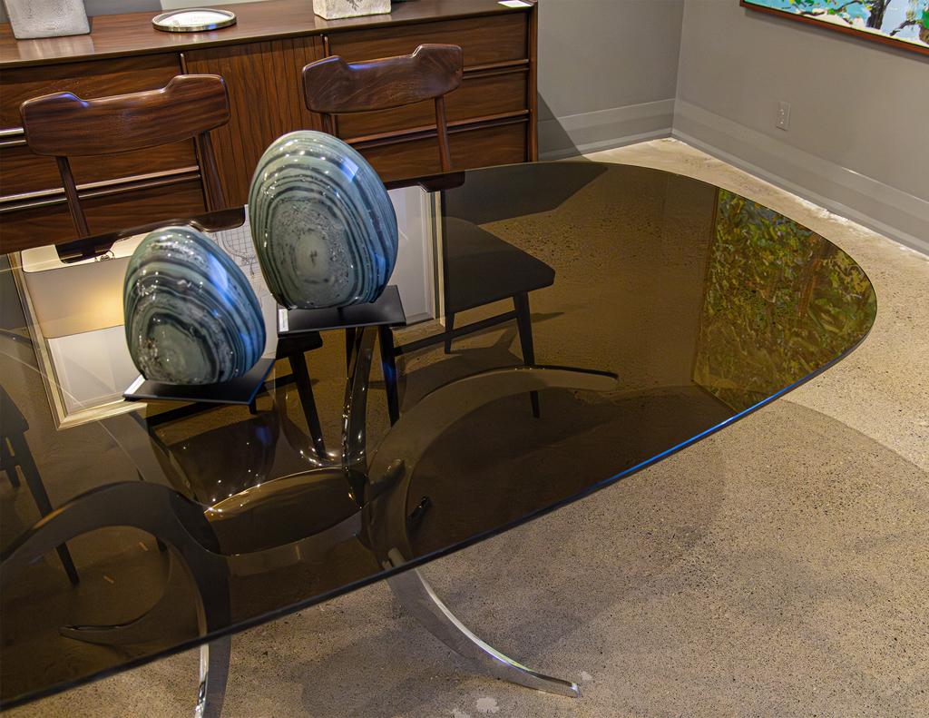 Français Table de salle à manger moderne vintage avec base en métal sculpté et plateau en verre fumé en vente