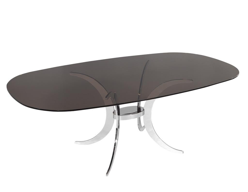 Fin du 20e siècle Table de salle à manger moderne vintage avec base en métal sculpté et plateau en verre fumé en vente