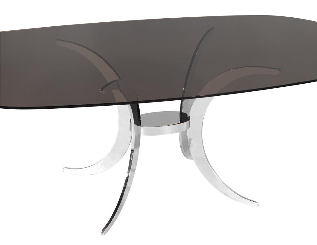 Acier inoxydable Table de salle à manger moderne vintage avec base en métal sculpté et plateau en verre fumé en vente