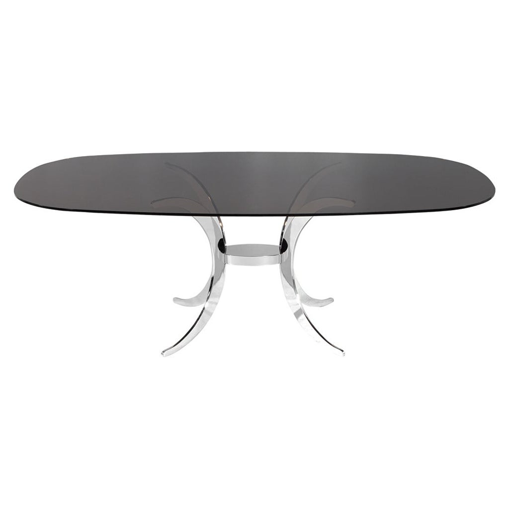 Tavolo da pranzo moderno vintage con base in metallo scolpito e piano in vetro fumè