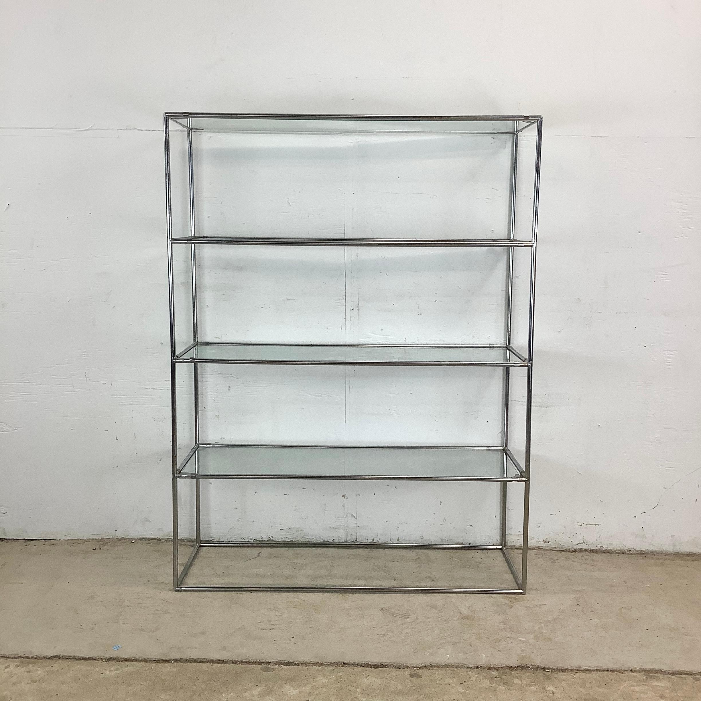 Questa mensola étagère cromata incarna l'elegante minimalismo del design modernista. Con il suo profilo sottile e la sua finitura lucida, è tanto luminoso e aperto quanto pratico da riporre.

I quattro ripiani sono l'ideale per curare composizioni
