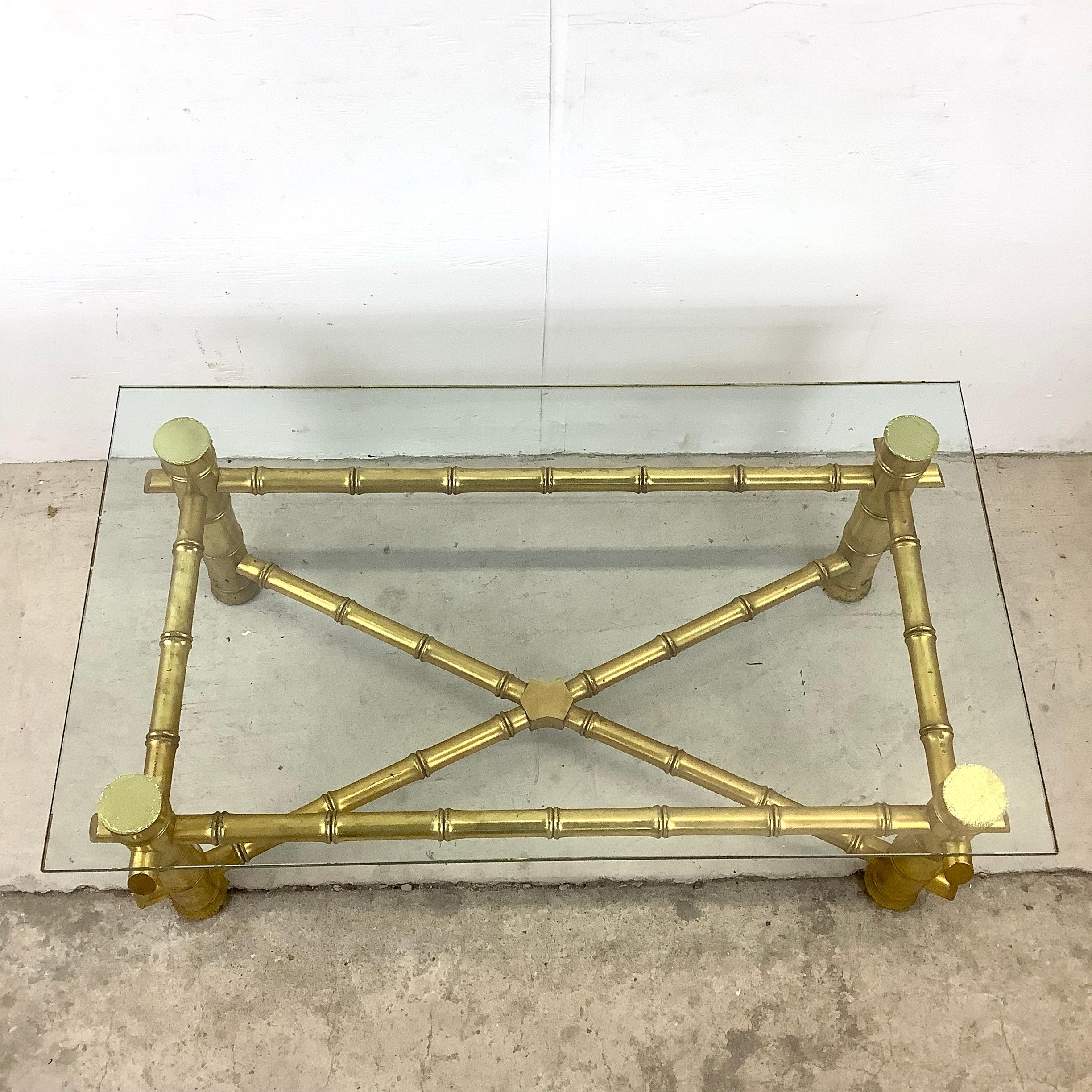 Inconnu Table basse moderne vintage en faux bambou et plateau en verre en vente