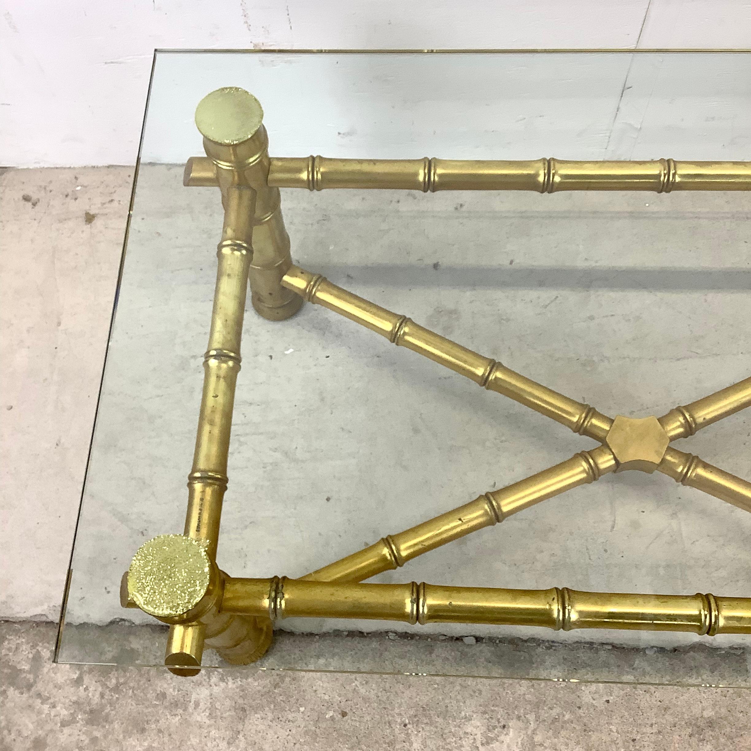Autre Table basse moderne vintage en faux bambou et plateau en verre en vente
