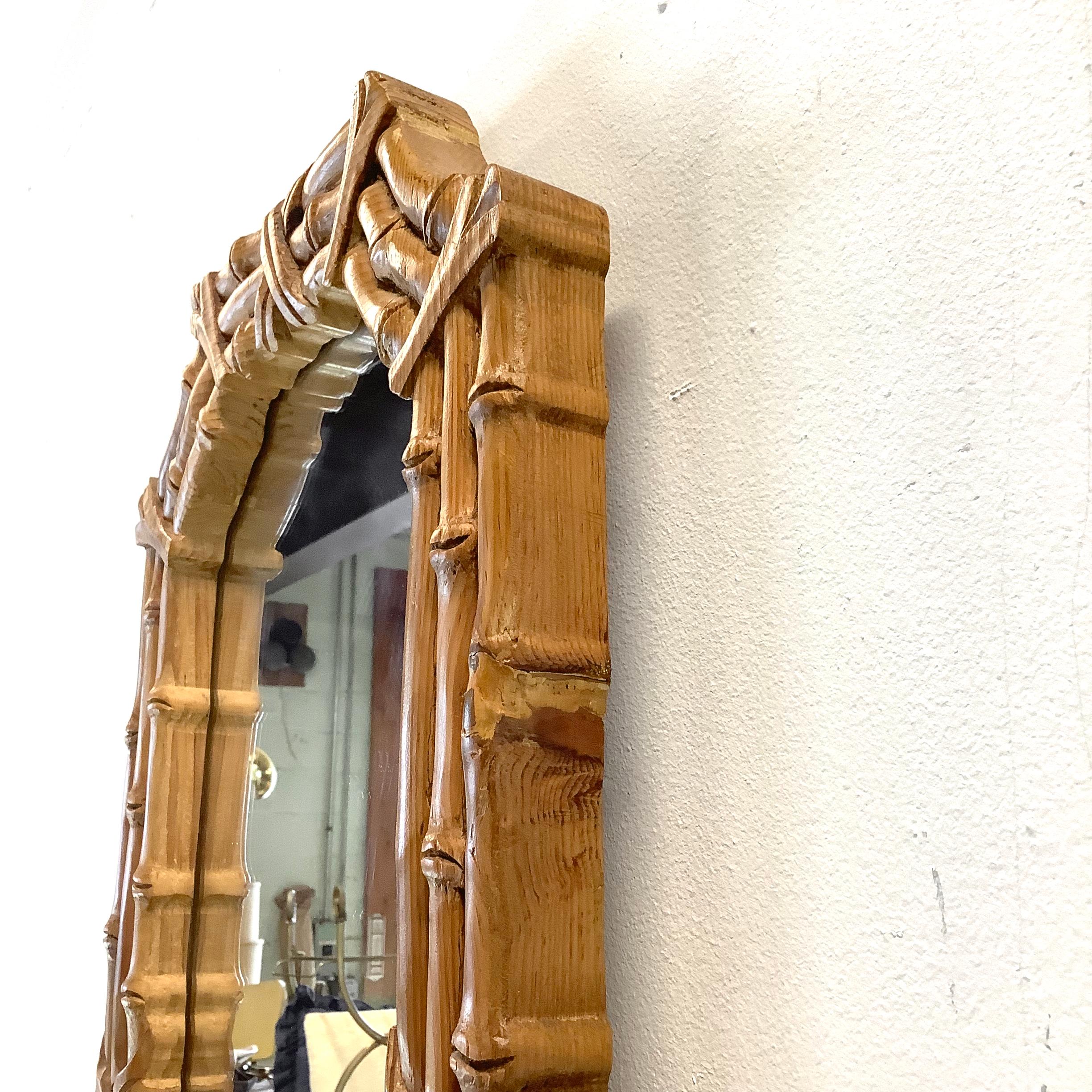 Specchio da parete in finto bambù moderno e vintage In condizioni buone in vendita a Trenton, NJ