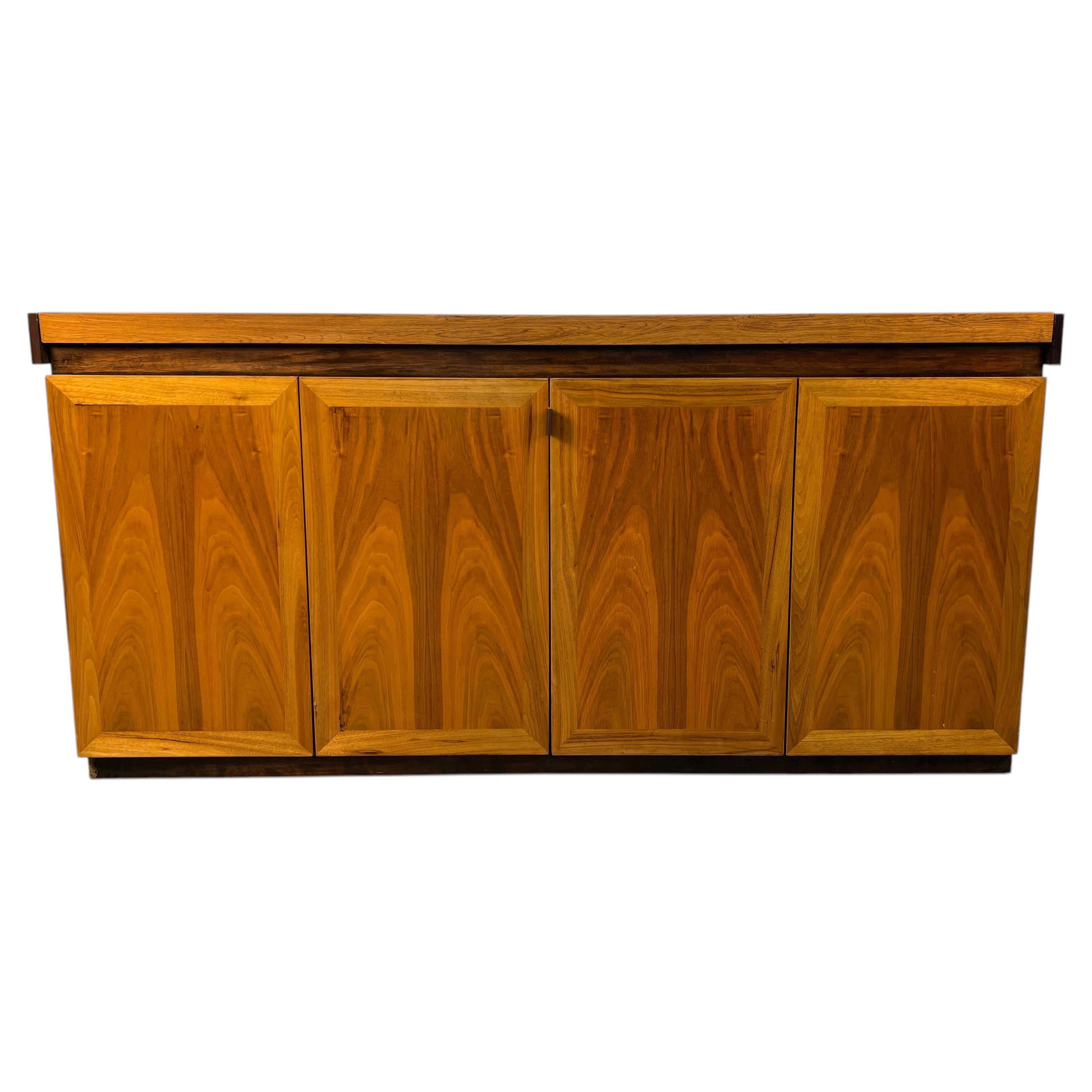 Buffet Vintage Moderno de Madera Figurada en venta