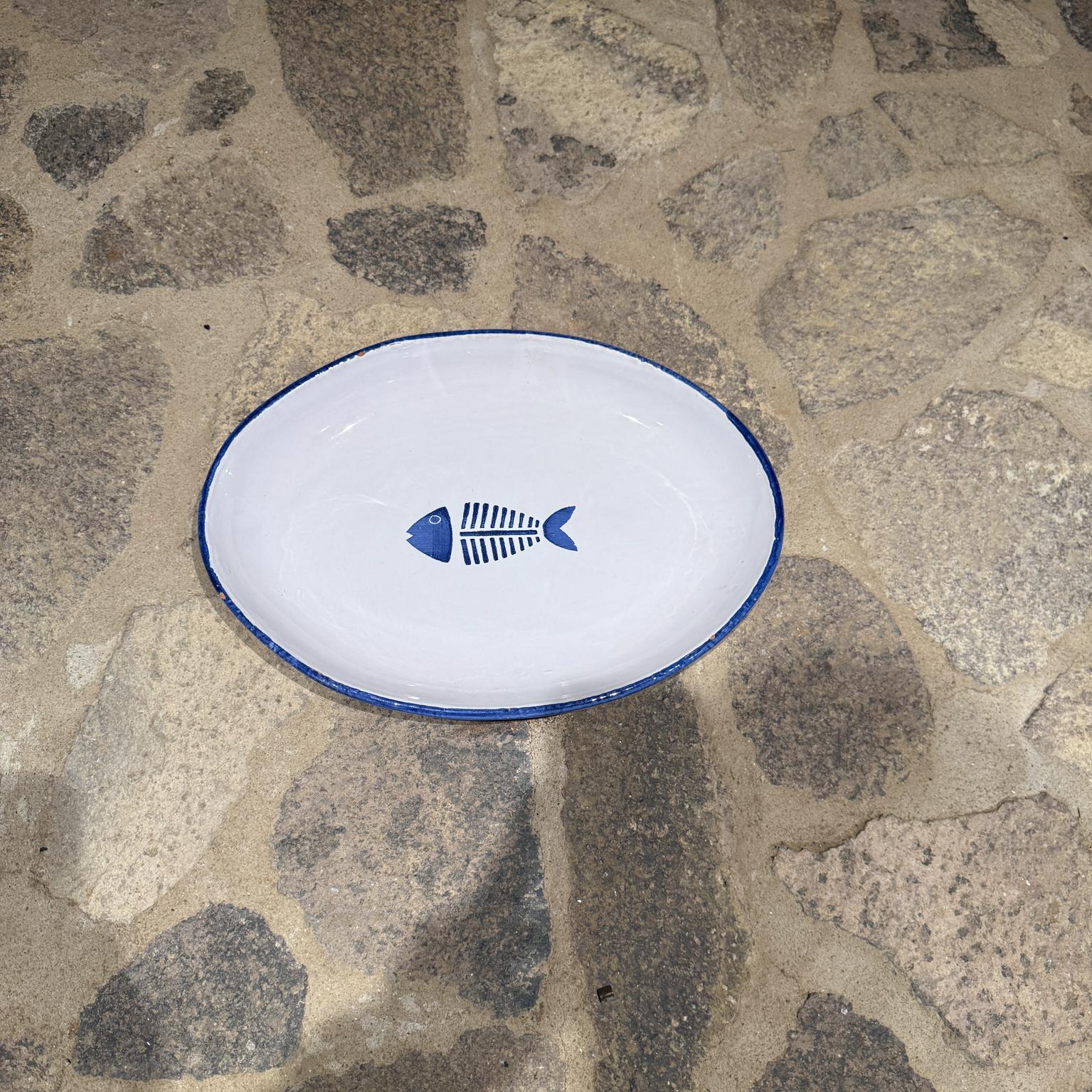 Para tu consideración una fuente de cerámica moderna vintage , y pintada con un pez en el interior. Blanco con tonos azules. Fabricado en Italia.

Dimensiones: 2 Alt. x 12,5 Anch. x 17,25 Anch. 

Echa un vistazo a nuestros anuncios, tenemos una