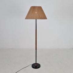 Stehlampe im Vintage-Modern-Stil in Schwarz, Teakholz und Rattan, Finnland, 1960er Jahre