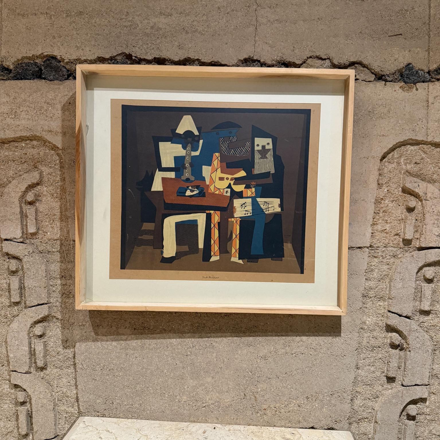 MoMA Arte moderna di Picasso Tre musicisti
L'opera d'arte presenta un po' di usura, difficile da vedere ma da segnalare. 
25,25 h x 28,5 l x 2 d D.D. Art 17,75 h x 20,25
condizione originale d'epoca non restaurata
vetro non riflettente piccola crepa
