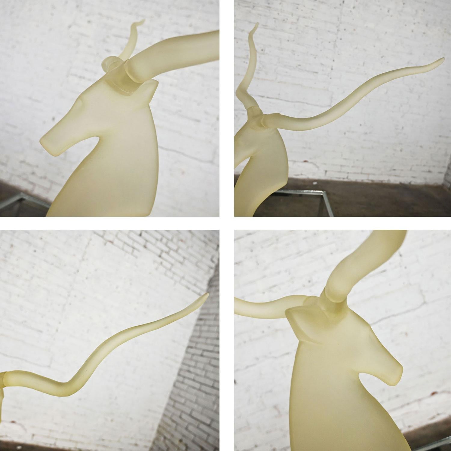 Sculpture moderne vintage Kudu en lucite dépolie de David Fisher pour Austin Sculptures en vente 5