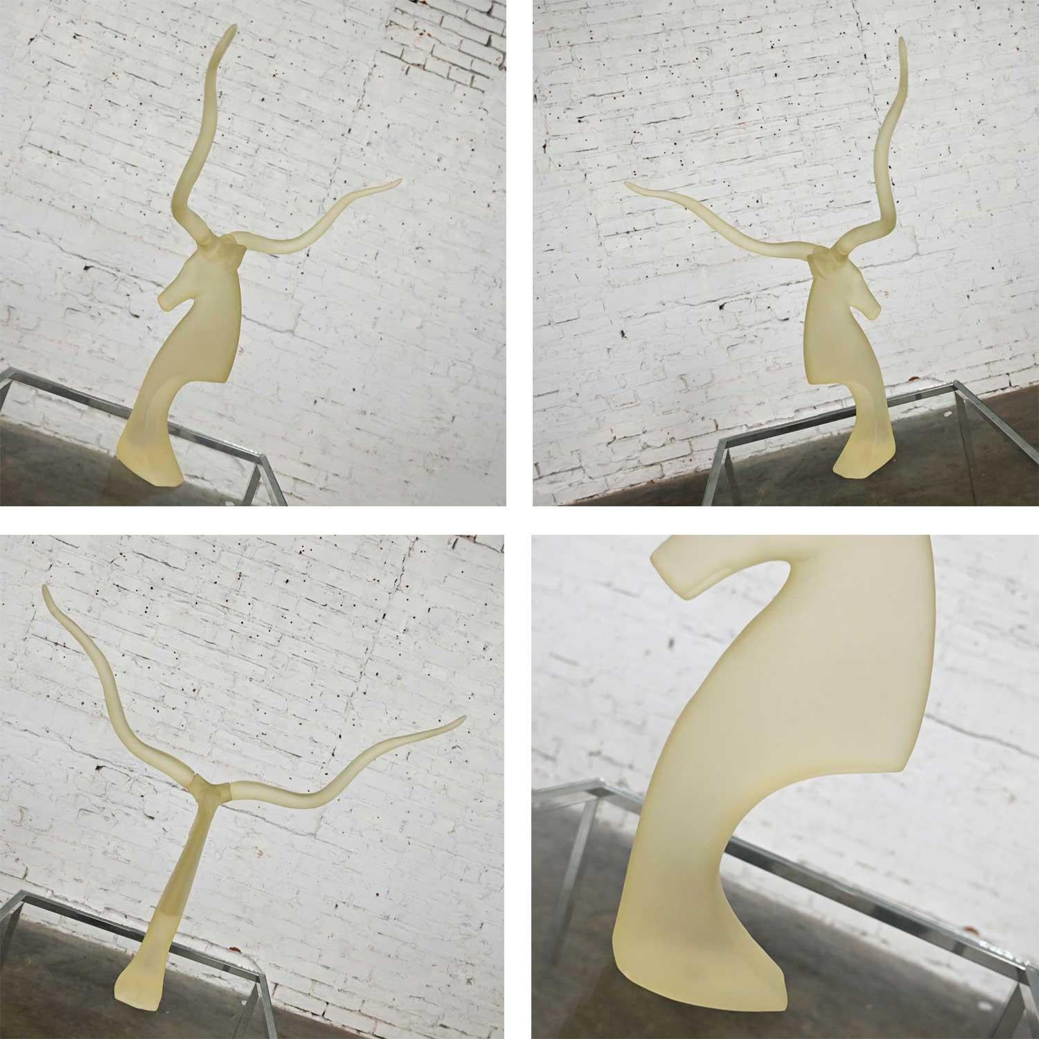 Sculpture moderne vintage Kudu en lucite dépolie de David Fisher pour Austin Sculptures en vente 6