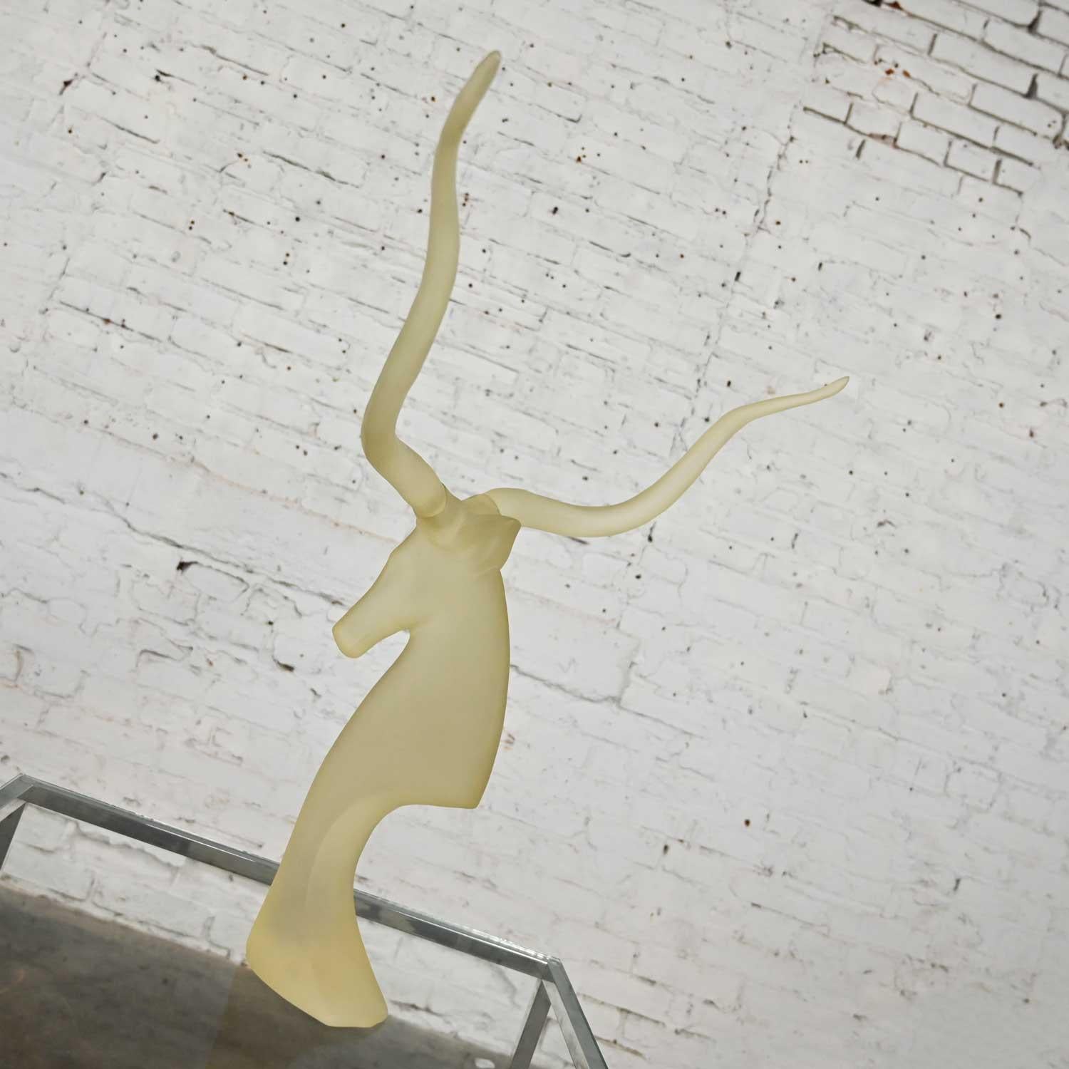 20ième siècle Sculpture moderne vintage Kudu en lucite dépolie de David Fisher pour Austin Sculptures en vente