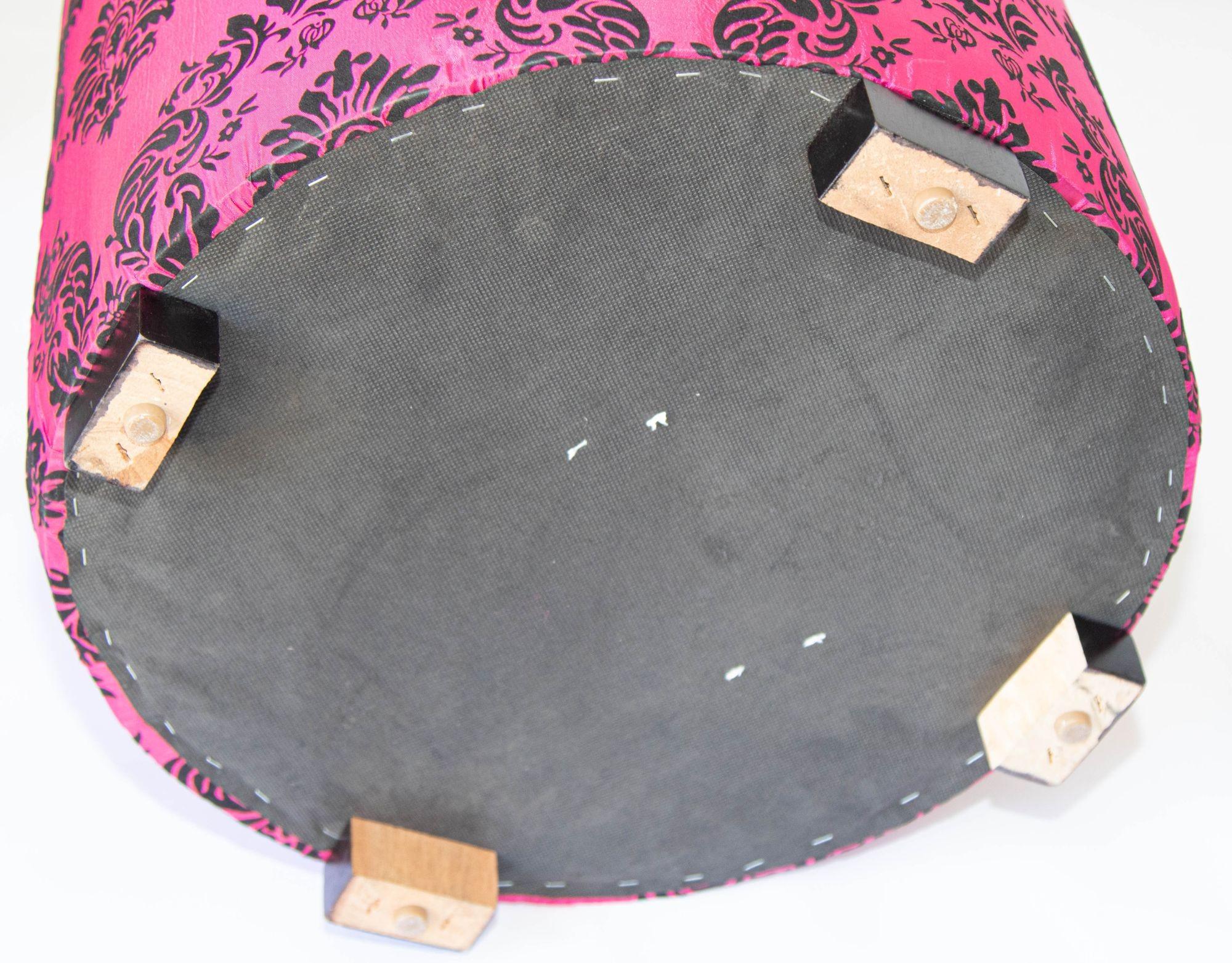 Tabourets marocains ronds tapissés fuchsia et noirs vintage en vente 10