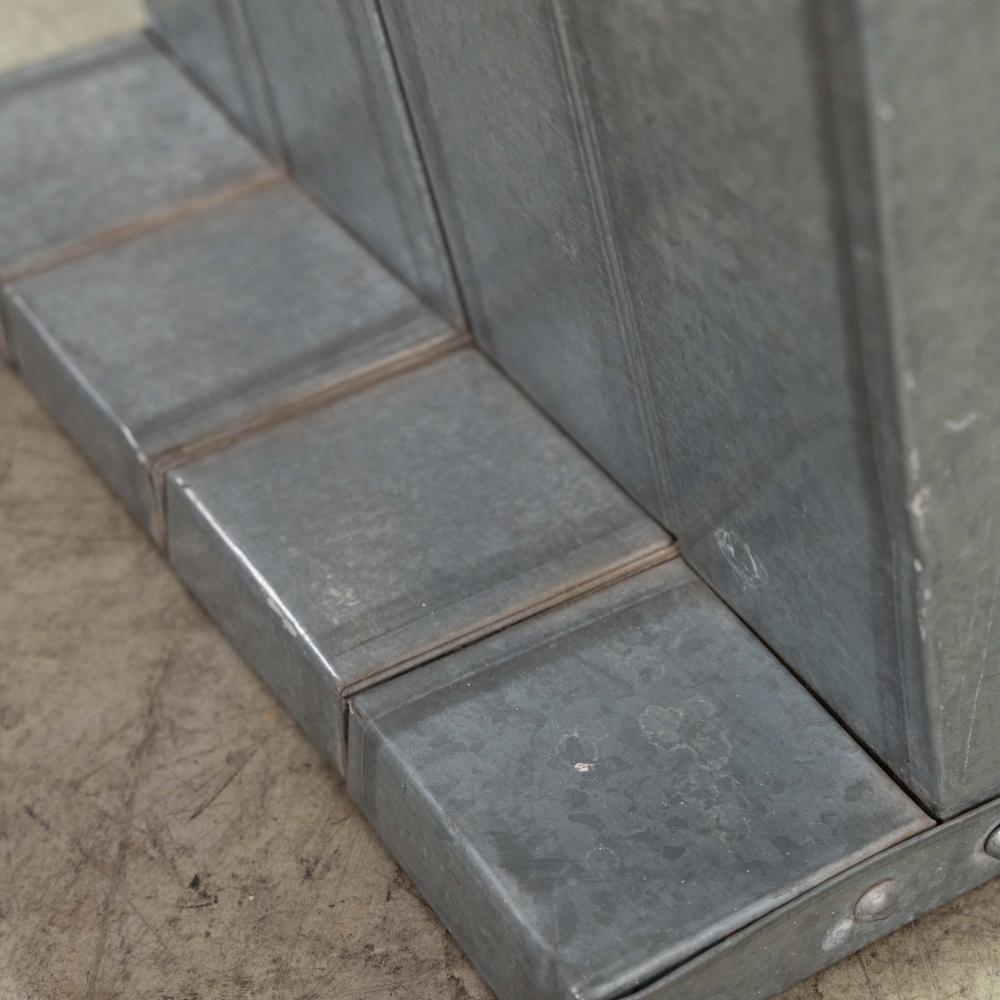 Silla escultórica vintage moderna de metal galvanizado en venta 3