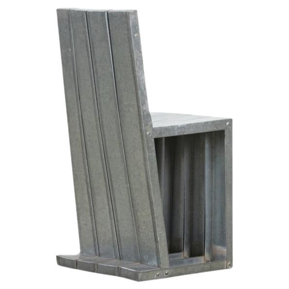 Una silla de metal galvanizado muy singular, con un atractivo escultural. 
Se convertirá en un tema de conversación. Su encanto y carácter inesperados atraen la atención de todo el que se encuentra con ella. Es un complemento encantador para