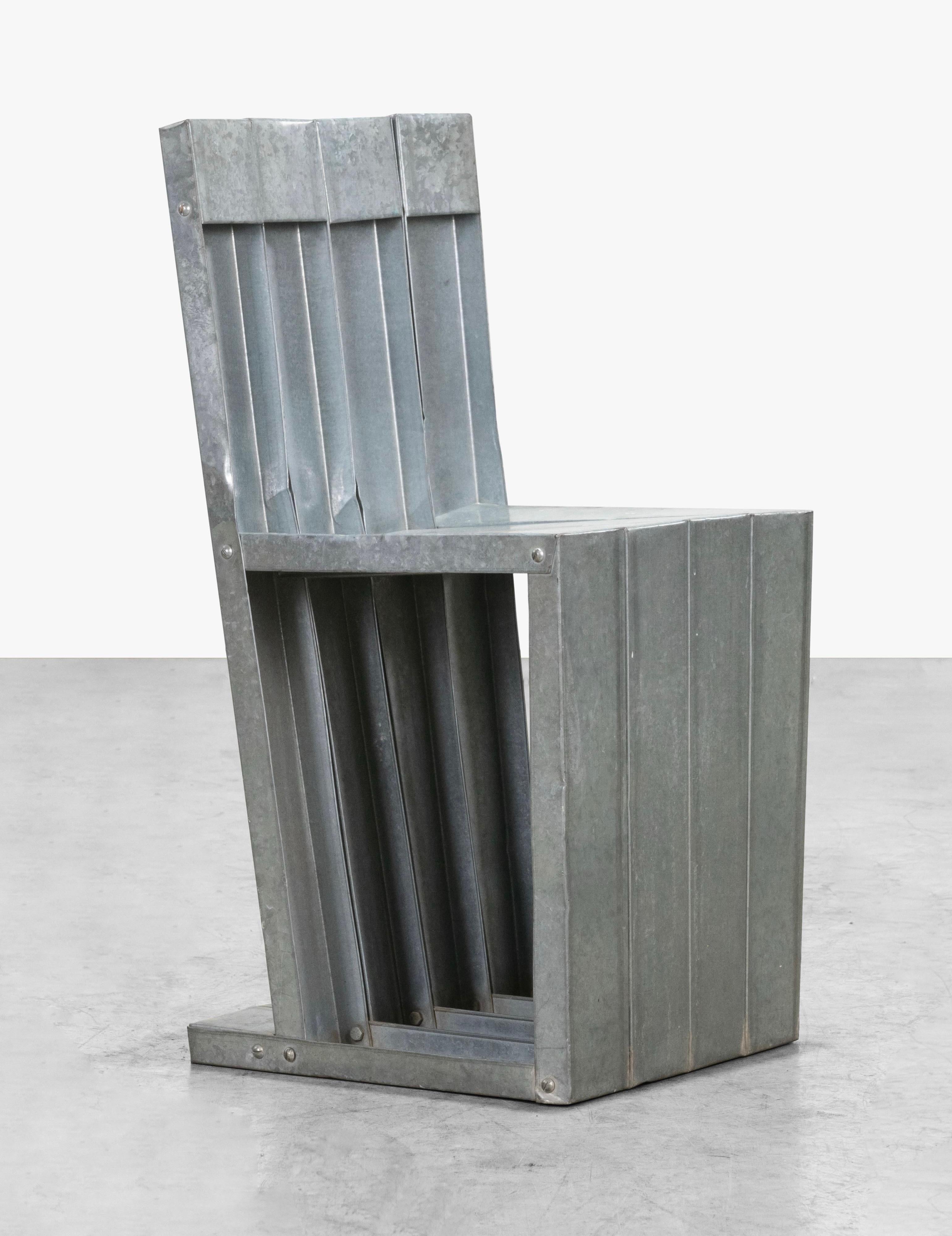 Silla escultórica vintage moderna de metal galvanizado Brutalista en venta